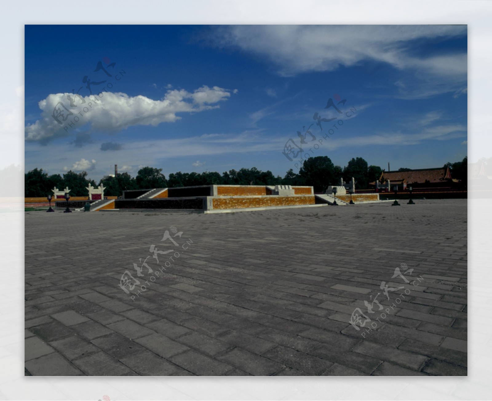 蓝天白云古建筑广场古地砖天坛风景图片