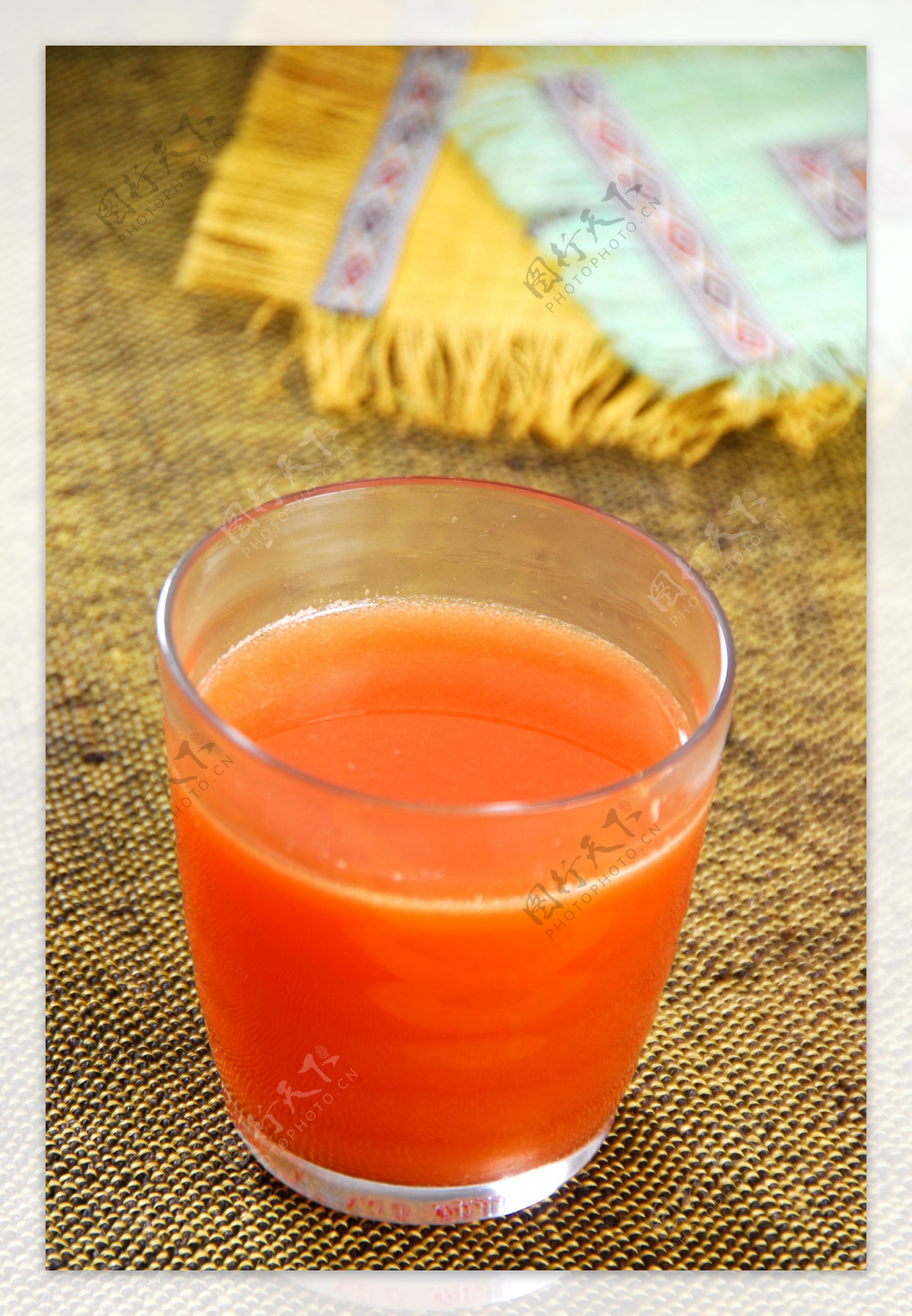 杯胡萝卜汁和新鲜胡萝卜放在一块木板图片下载 - 觅知网