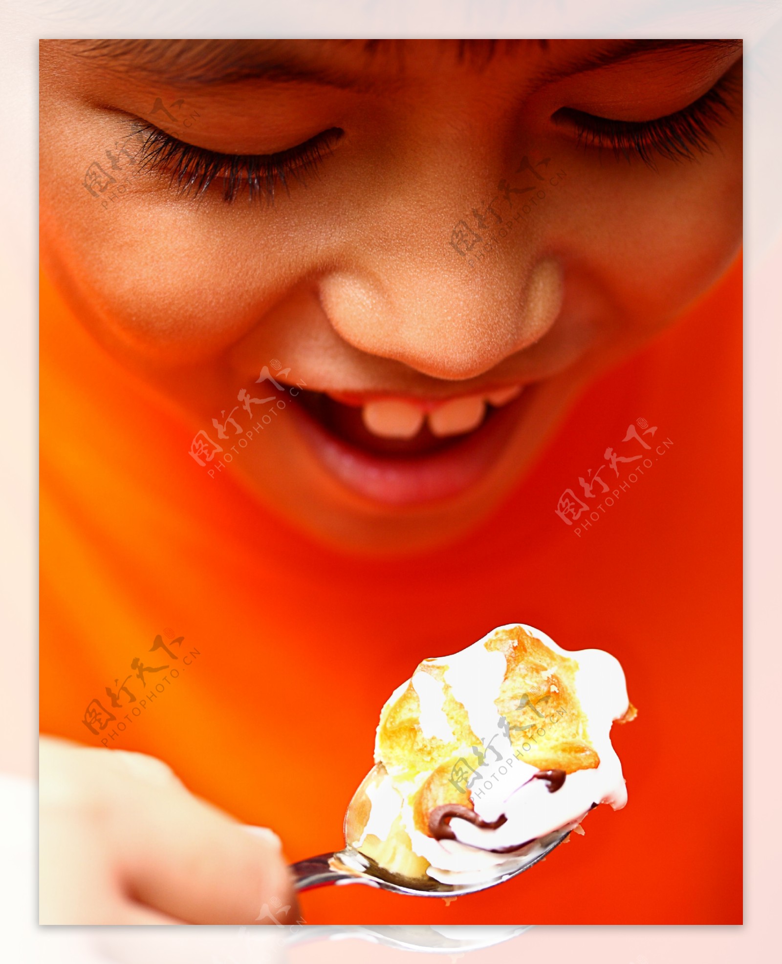 男孩正在吃美味的奶油泡芙