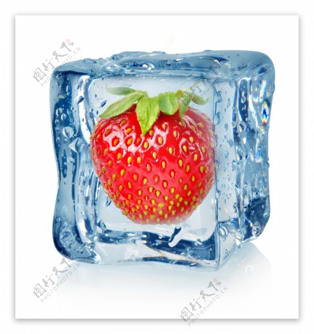 高清冰块中的草莓
