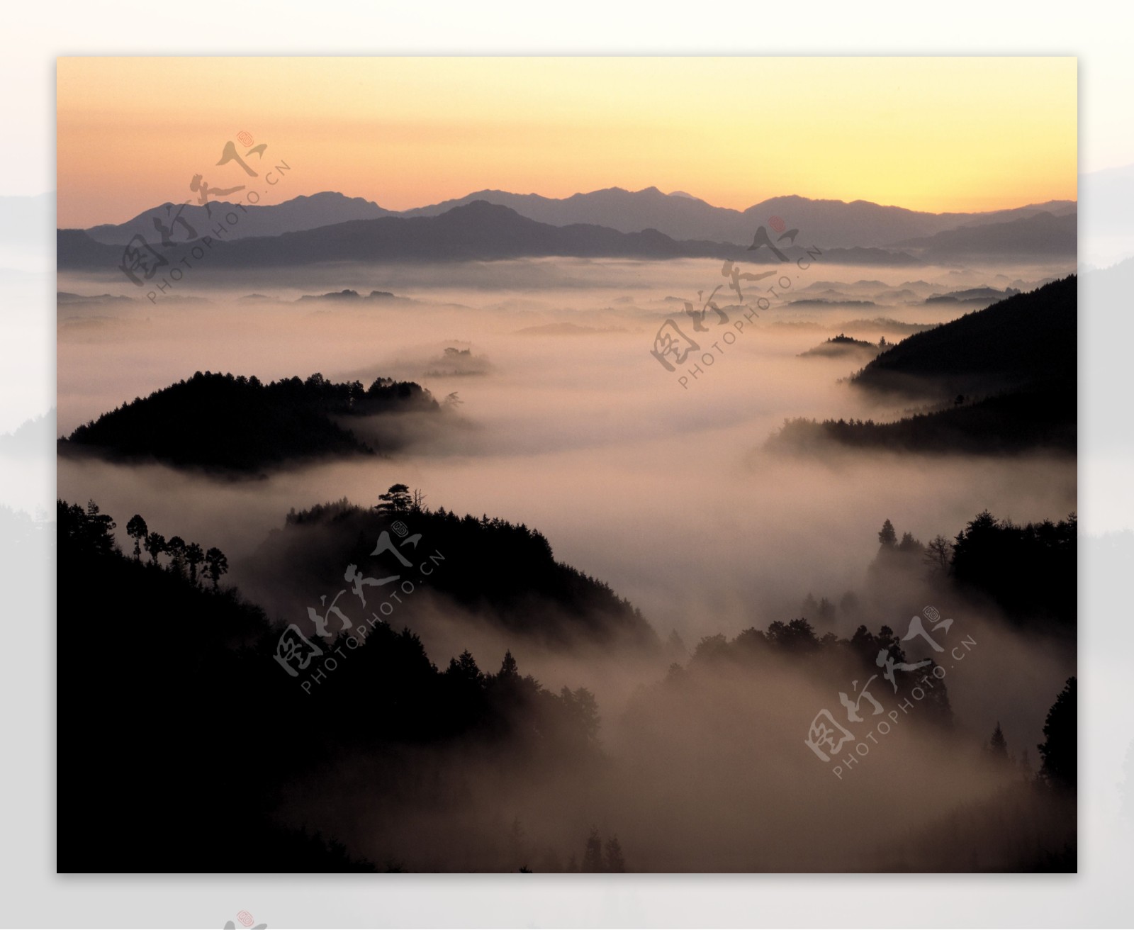 云雾似仙境的山峰风景图