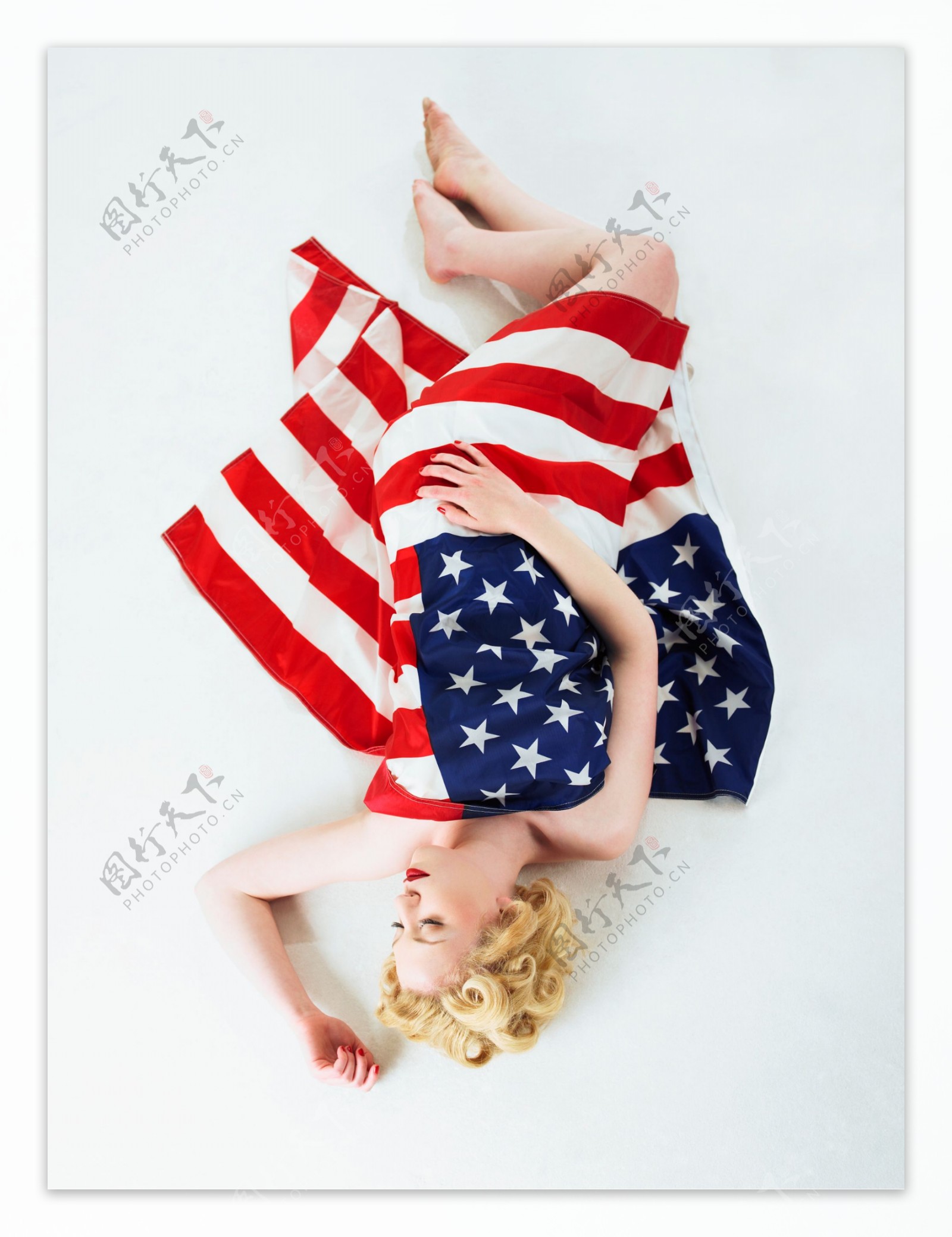 盖着美国国旗睡觉的漂亮性感美女图片