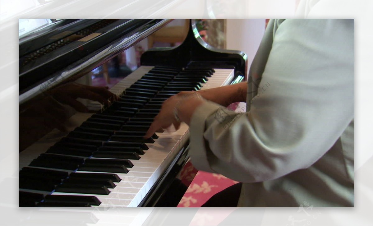 女人在钢琴上演奏7股票的录像视频免费下载