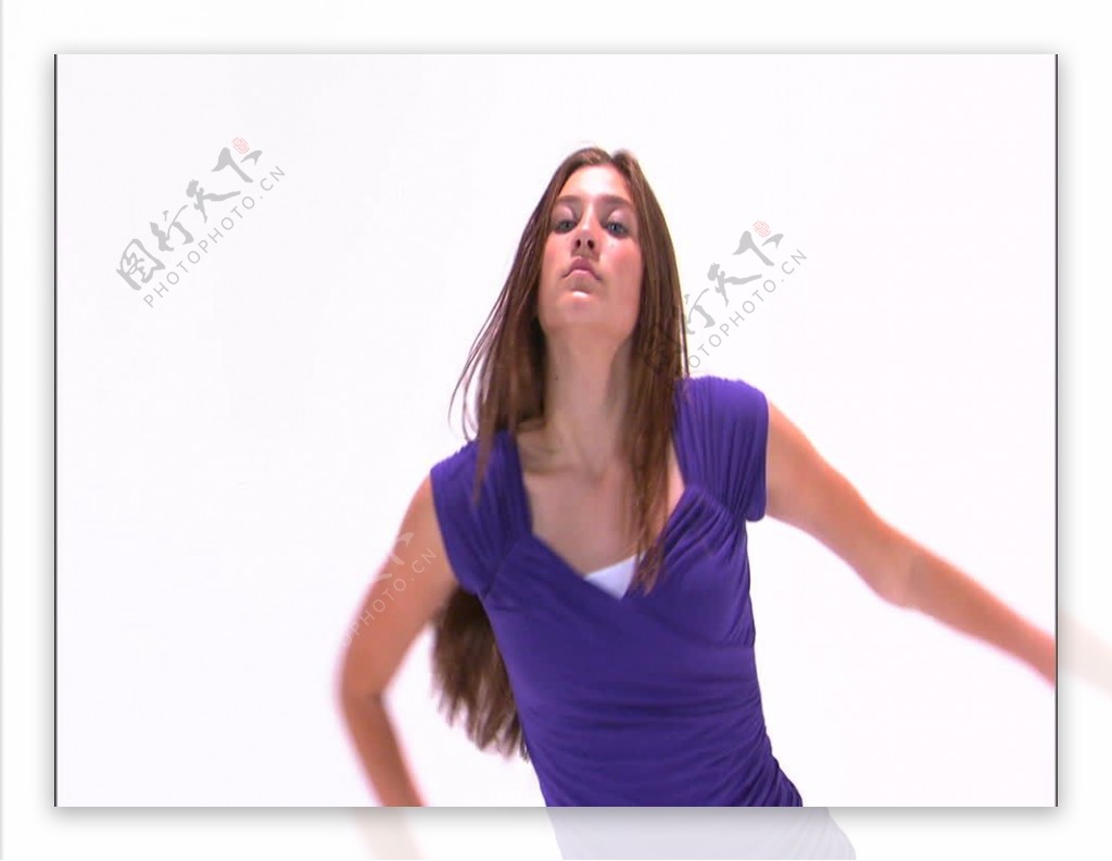 女孩在紫色的衬衫和牛仔裤11股票视频跳舞