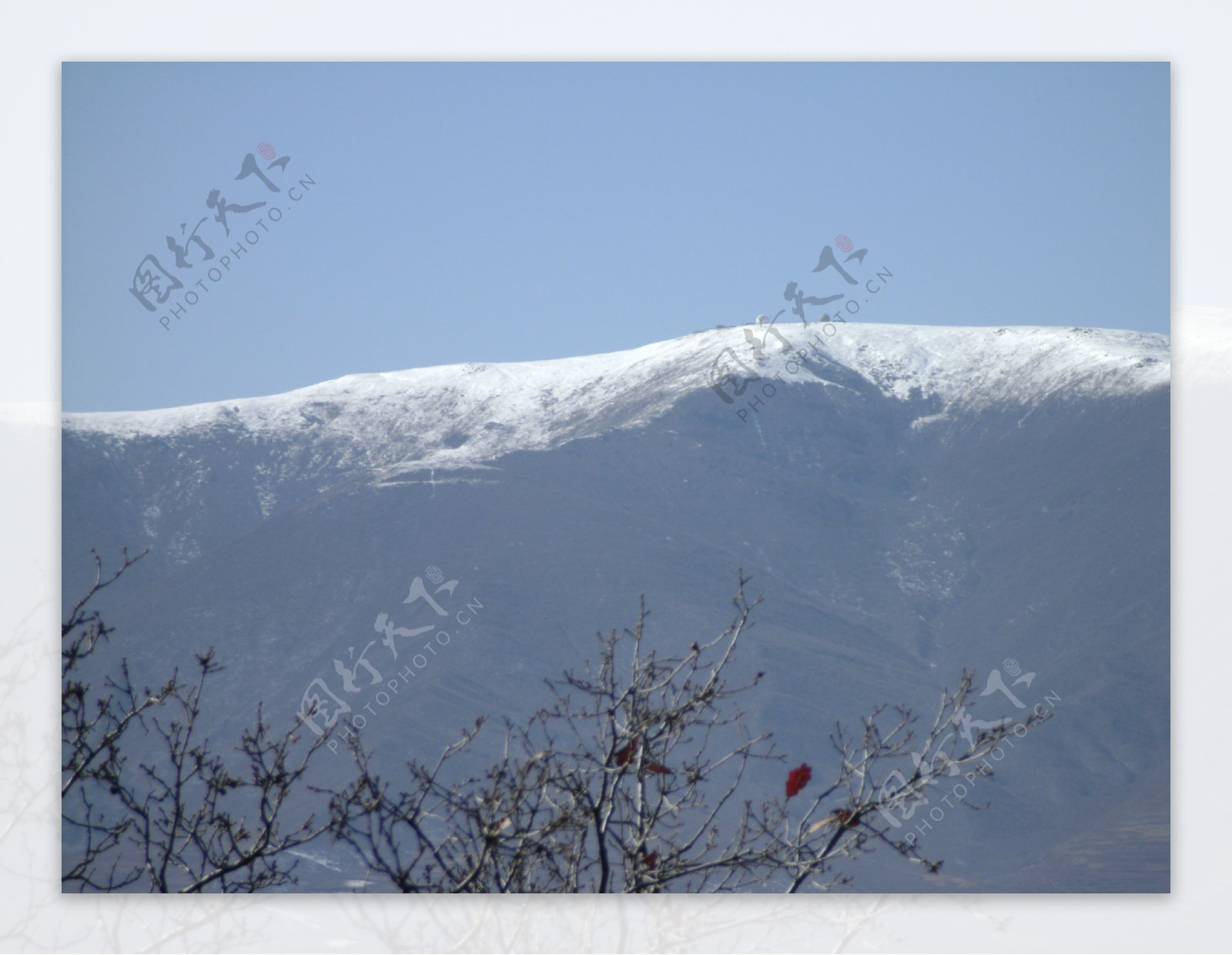 秋色雪后莲花山