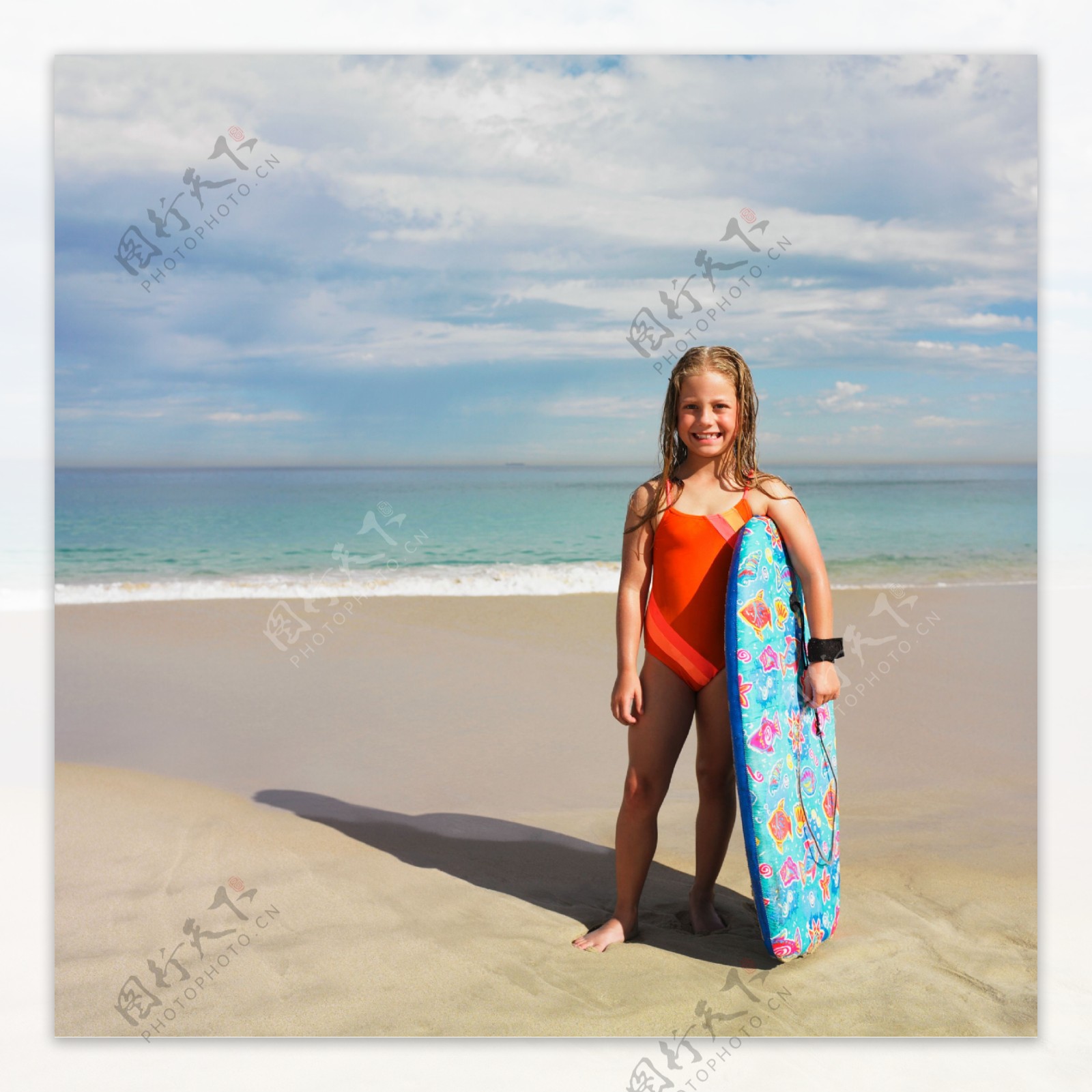 拿着滑板的沙滩小美女图片
