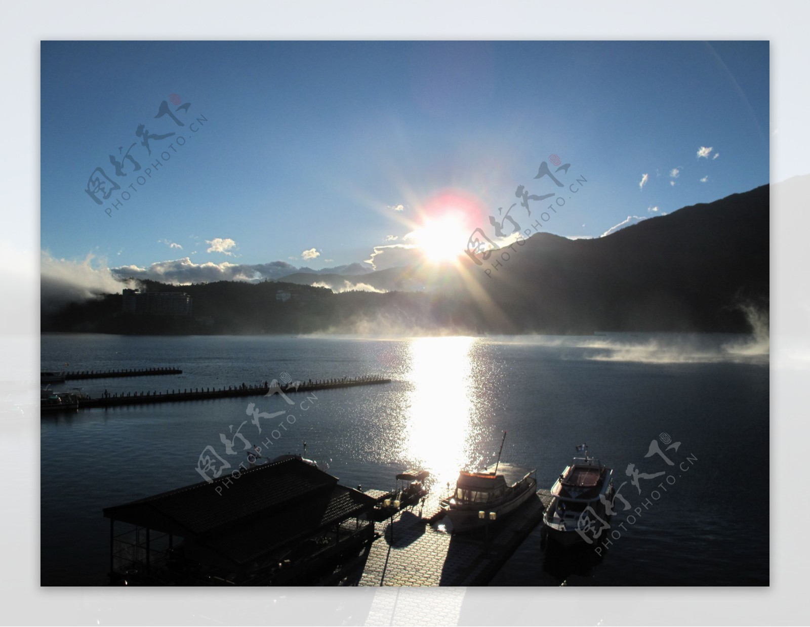 高山湖水图片