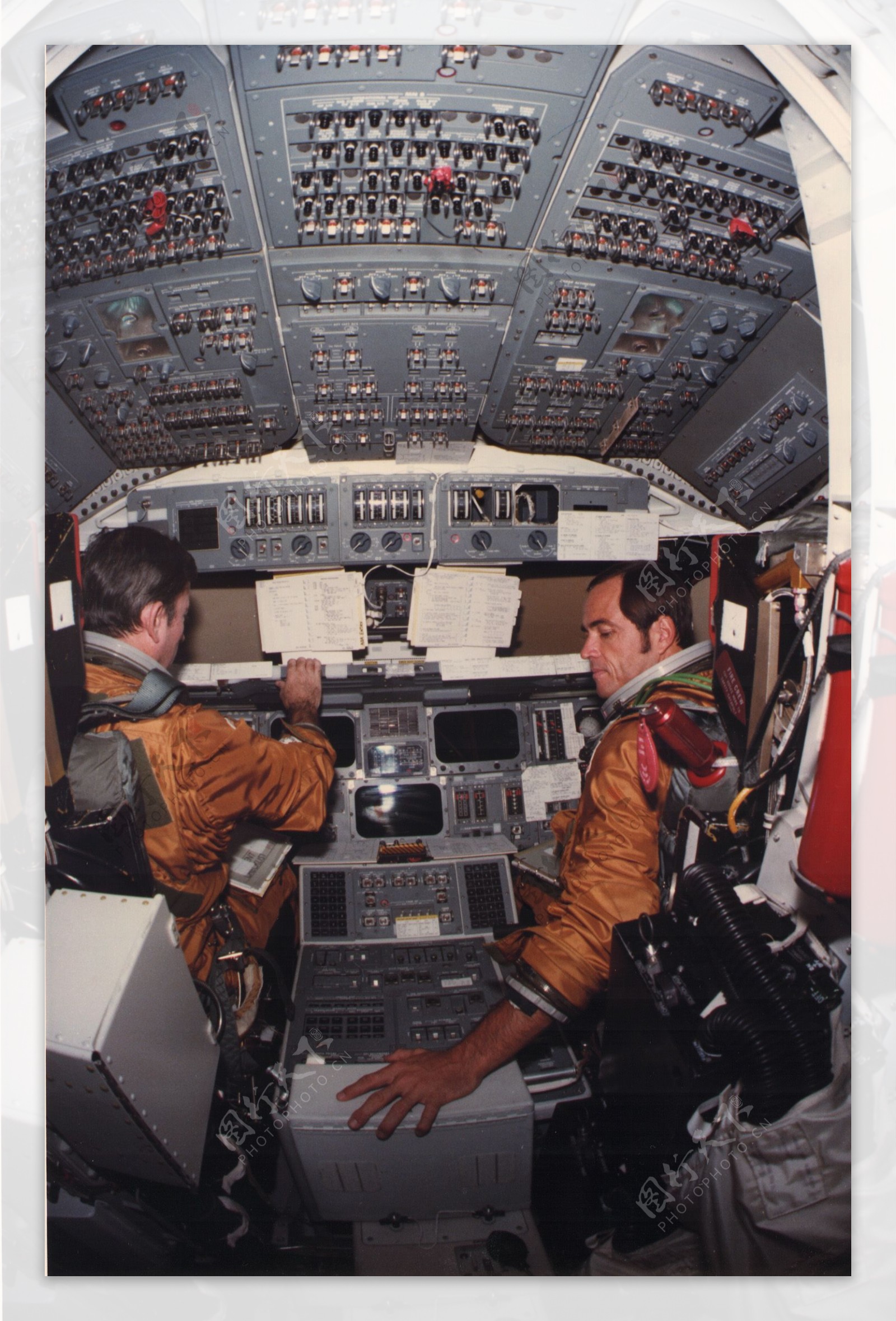 哥伦比亚号航天飞机驾驶舱图片