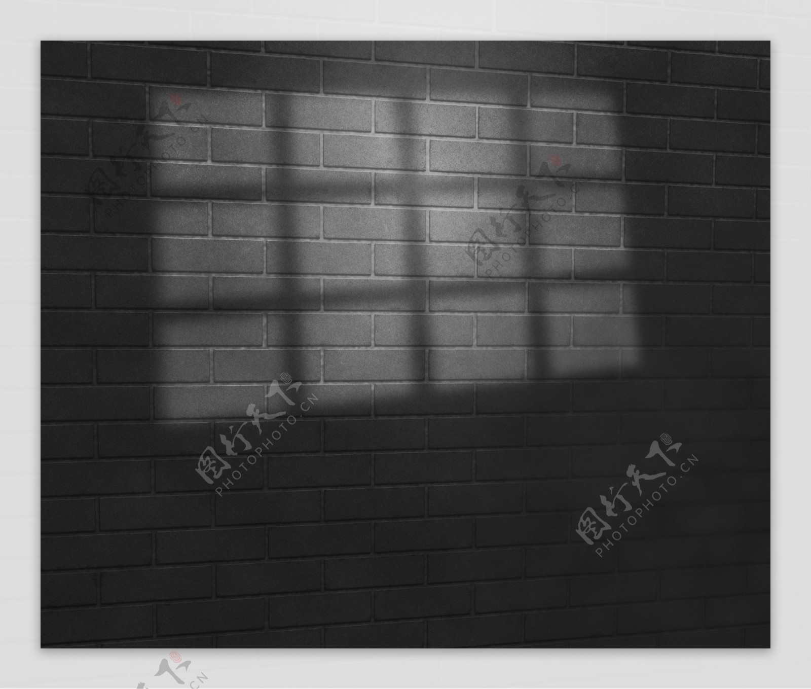 在砖墙上工作室背景灰度的窗口的光