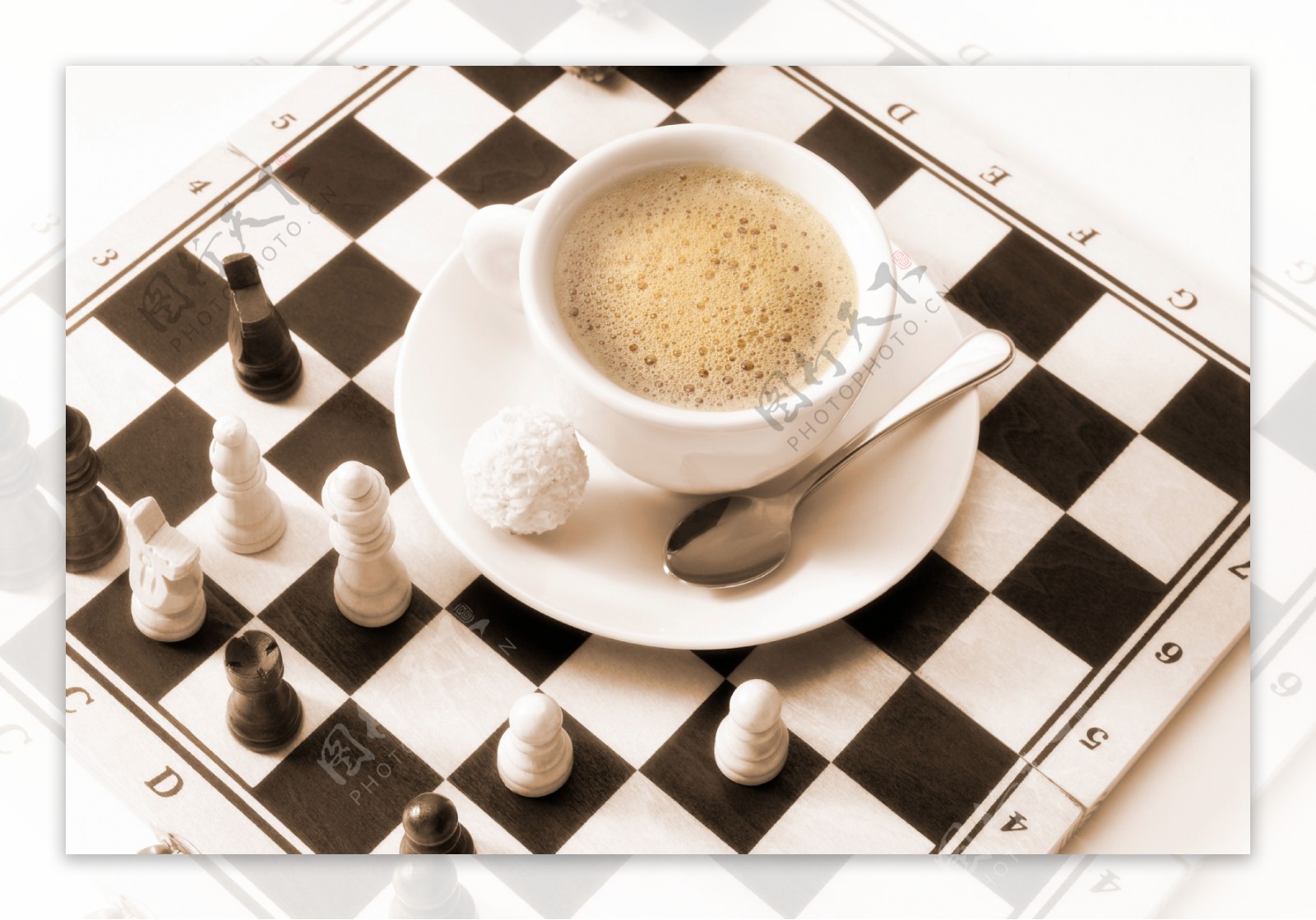 国际象棋盘上的一杯咖啡图片