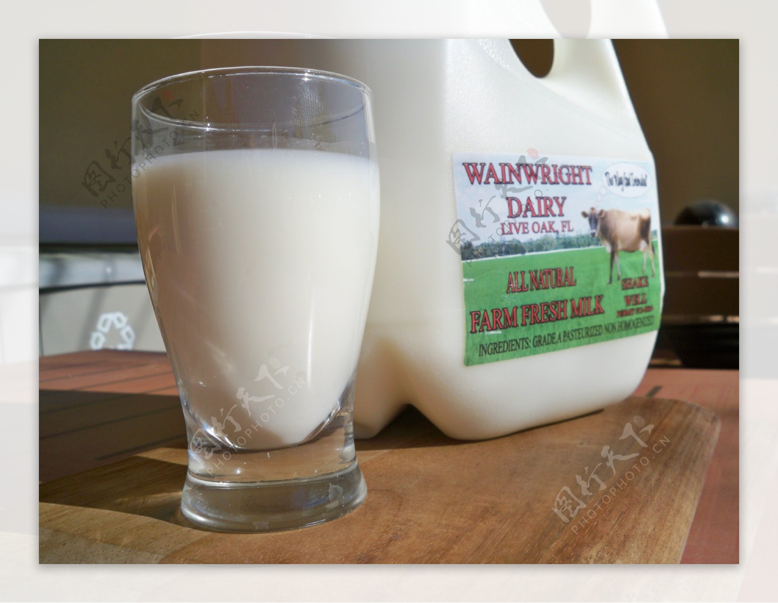 牛奶瓶和牛奶杯子图片