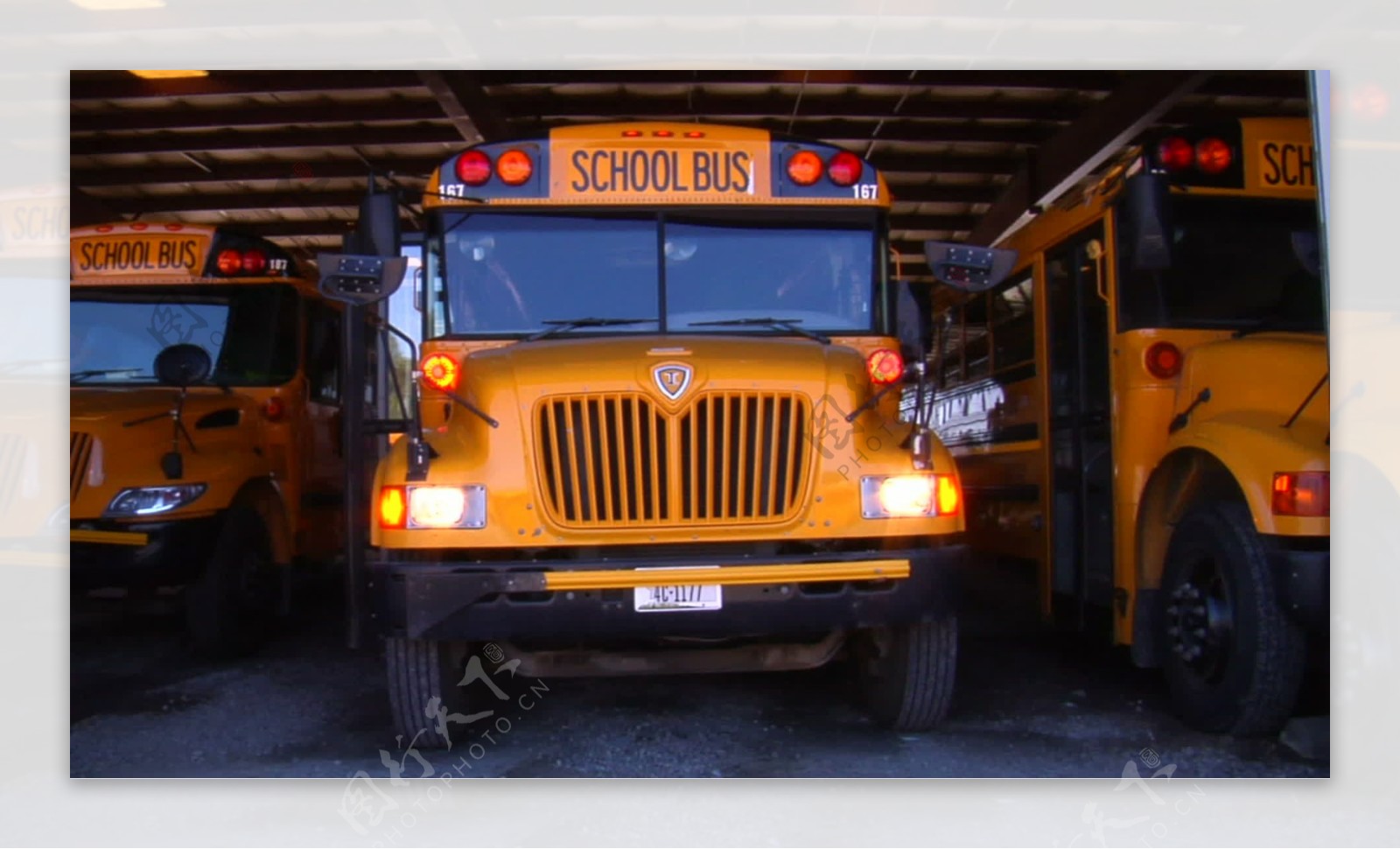 三学校巴士停在车库股票视频视频免费下载