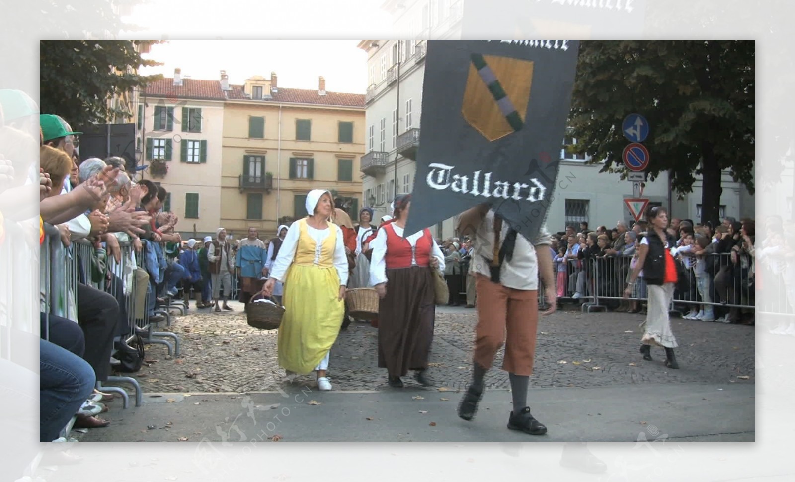 意大利节日游行的人挥舞着股票的录像