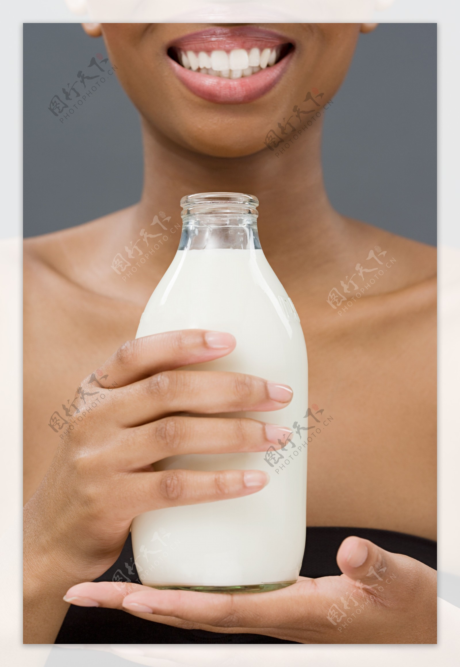 黑人女性手捧牛奶图片
