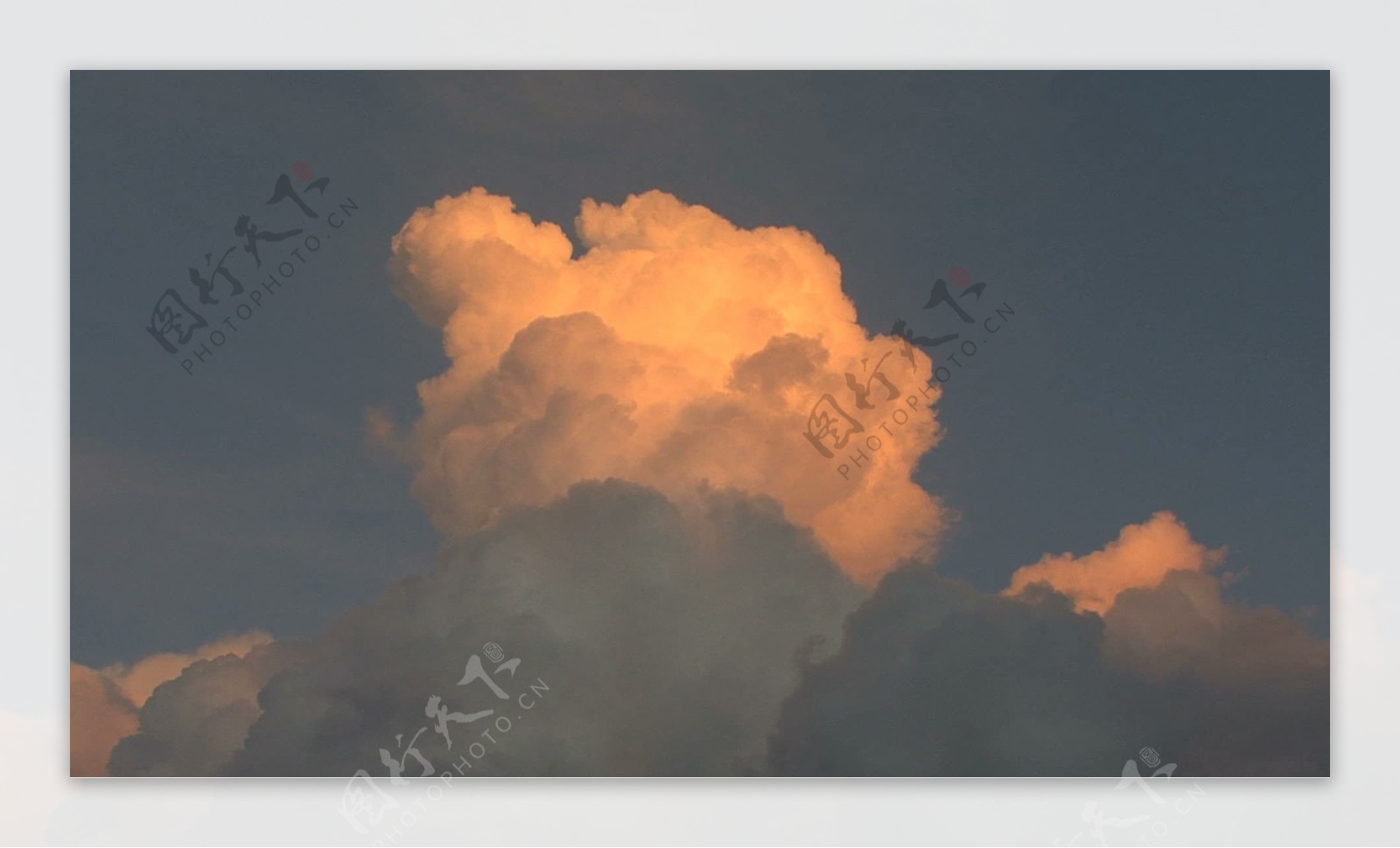 波拉波拉岛发光的积雨云股票视频