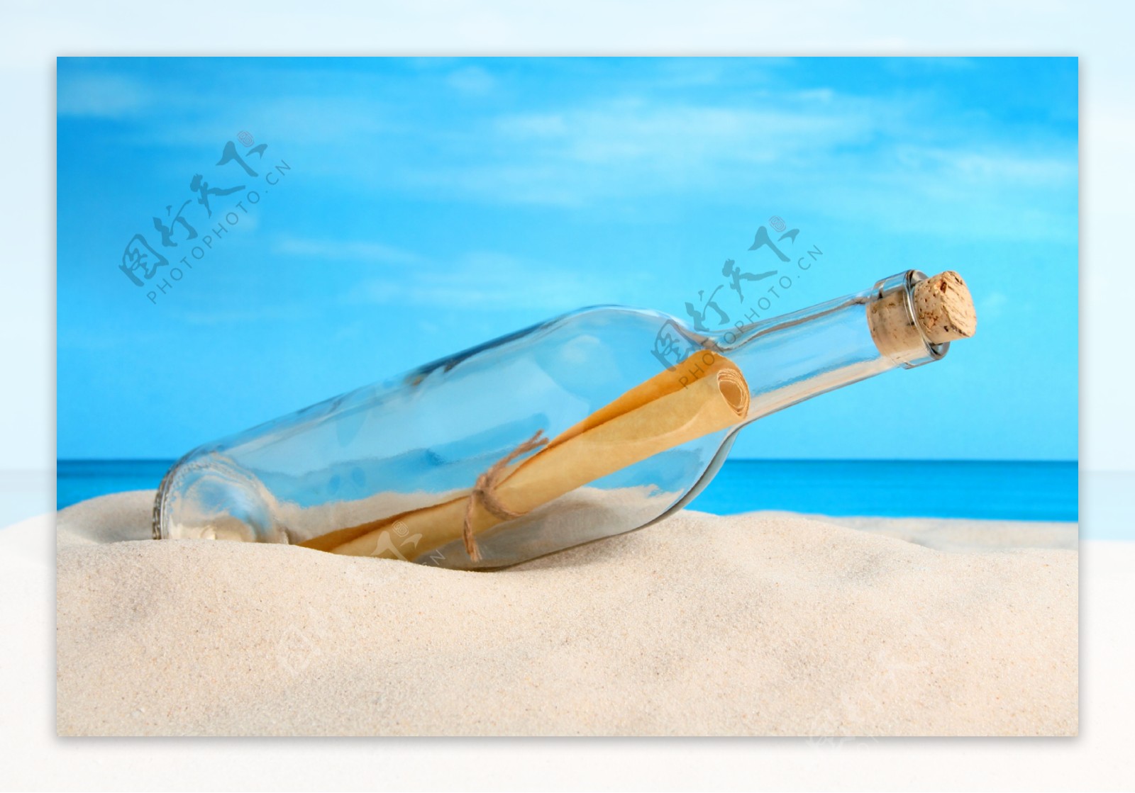 沙滩上的玻璃瓶
