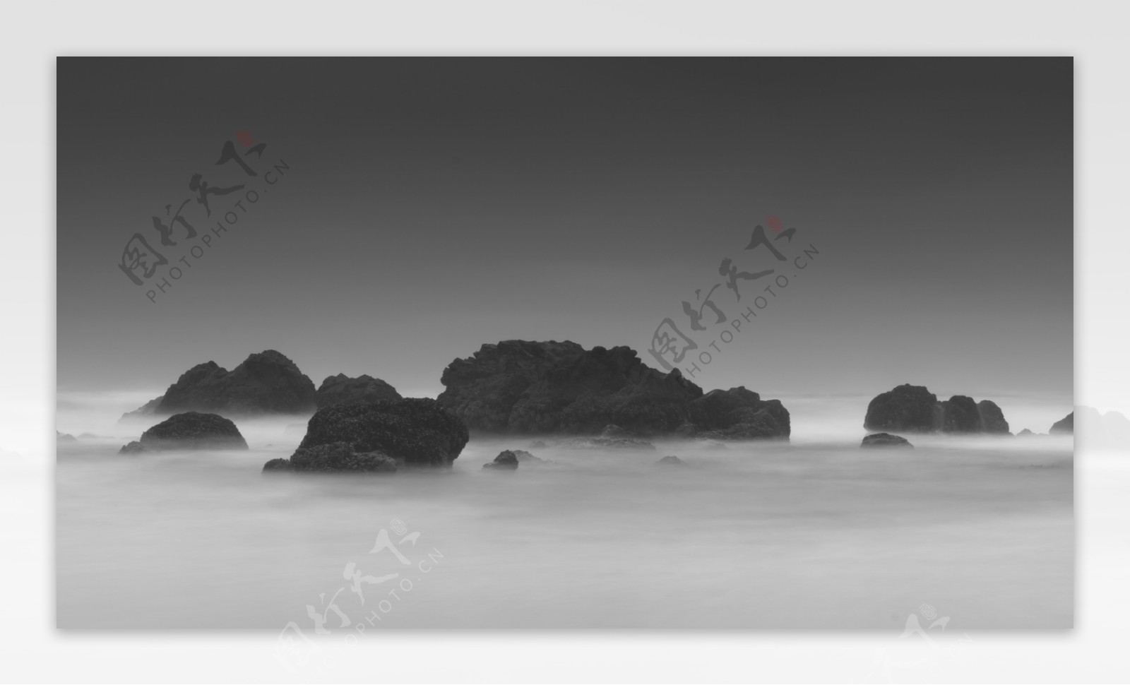 意境海岸岩石黑白高清背景大图