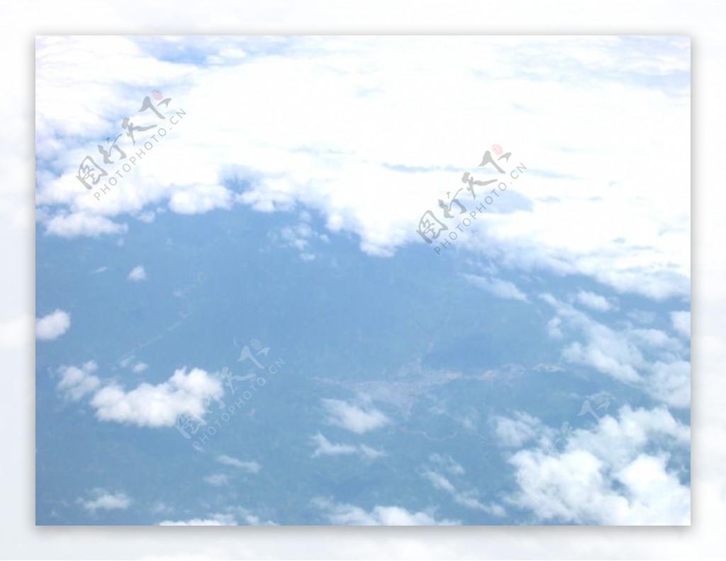坐在飞机中拍的蓝天白云天空