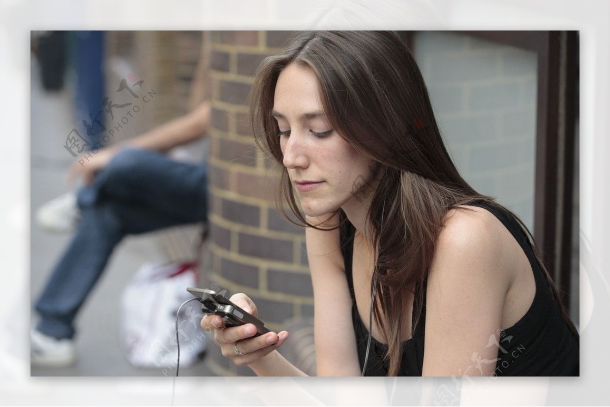 玩手机的长发女人诺基亚N81图片