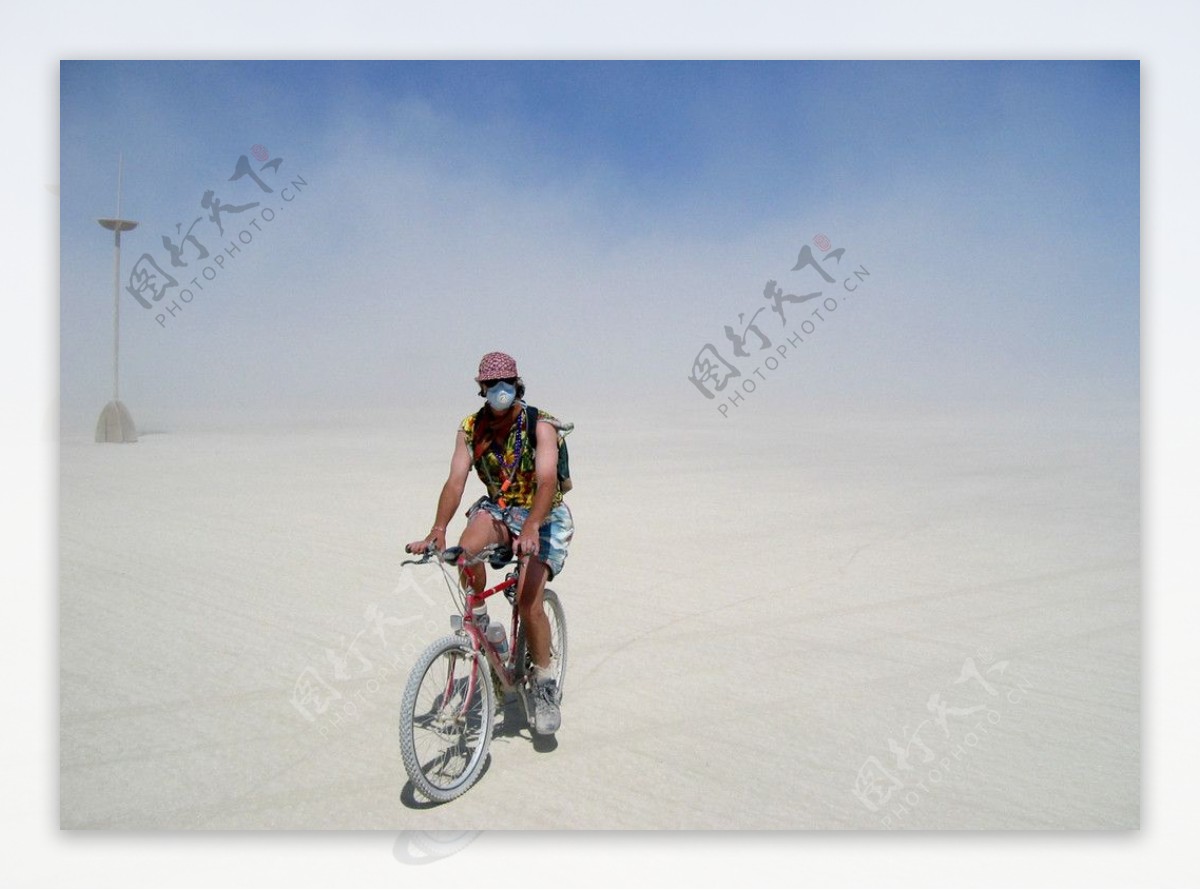 灰尘诺北干湖底火人艺术节又名燃烧的男人节BurningMan骑自行车图片