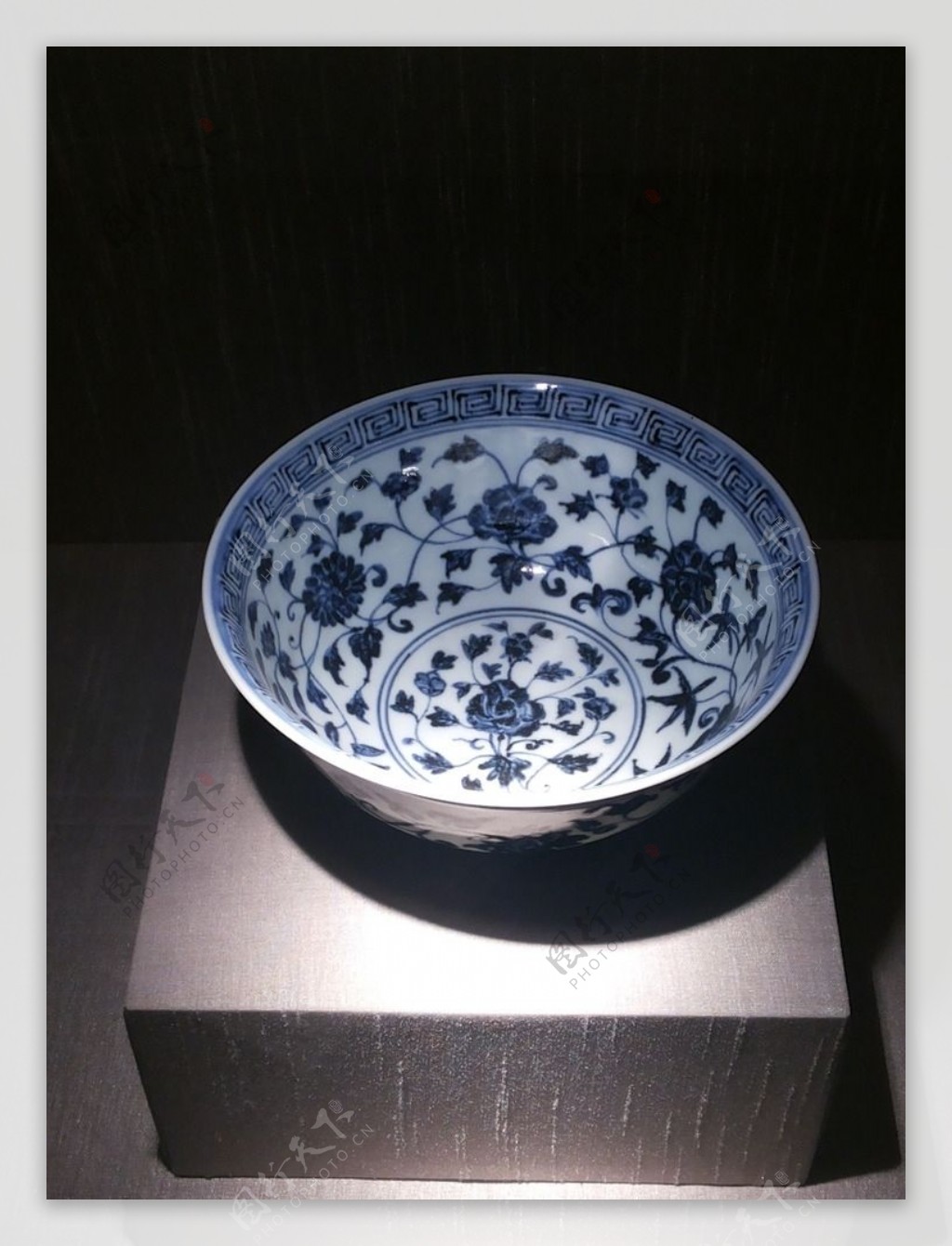 苏州博物馆藏青花缠枝花卉碗图片