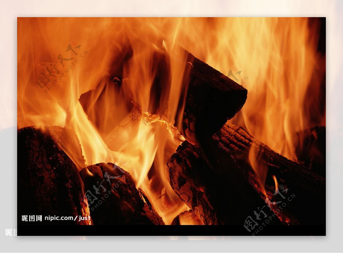 木头燃烧图片