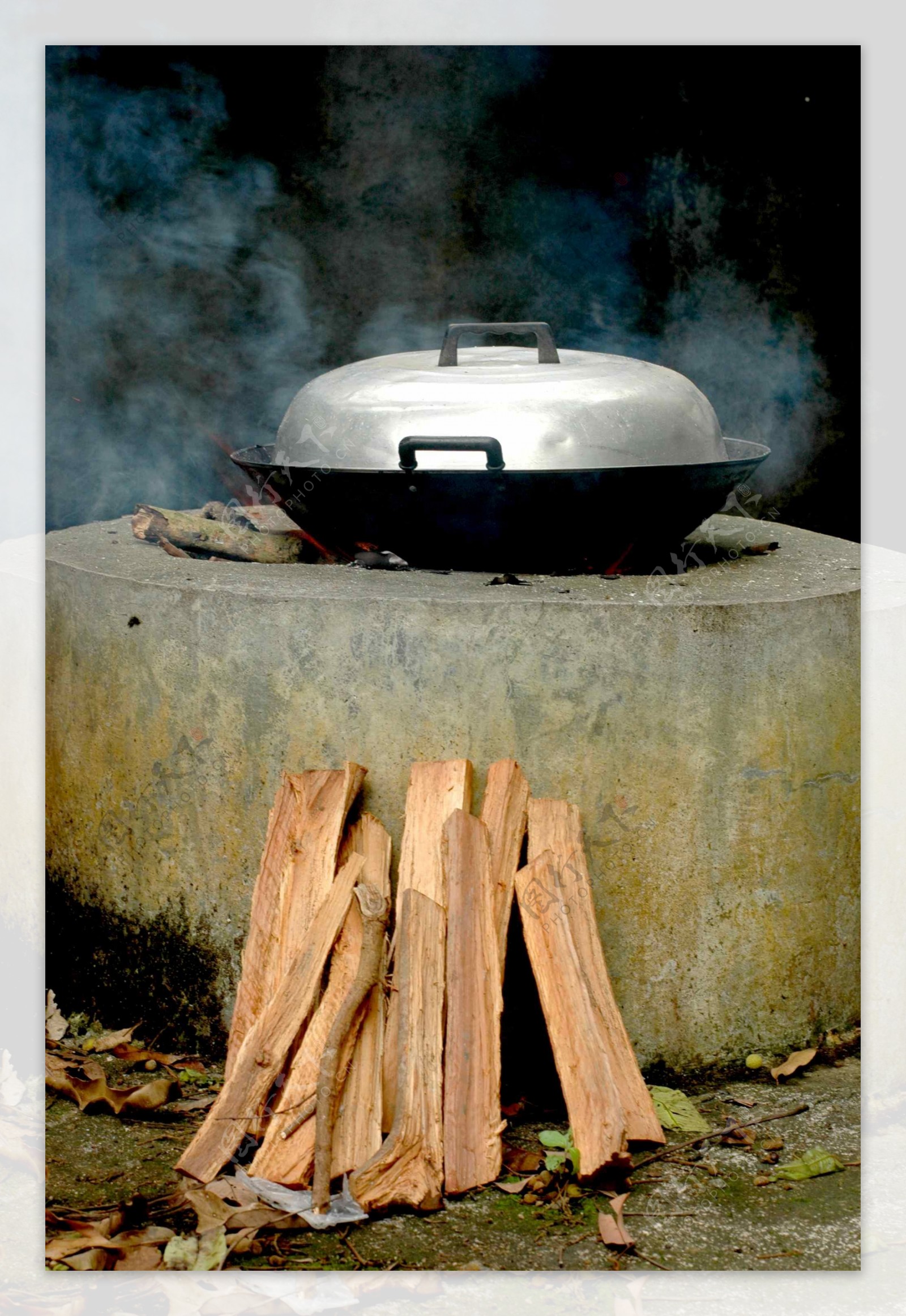 柴锅煮饭图片