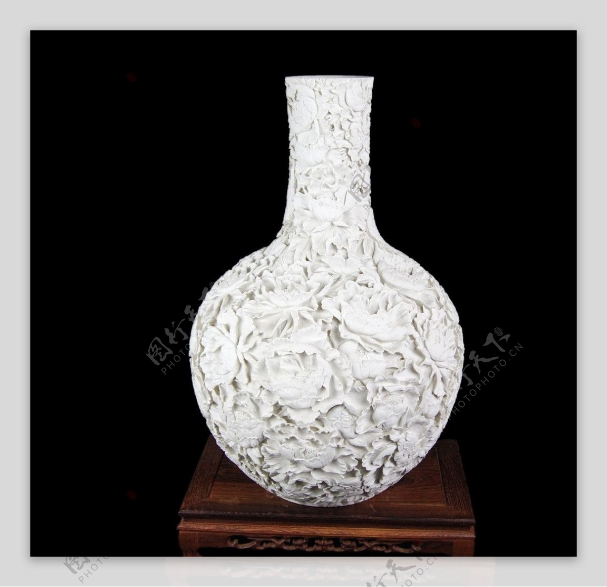 雕刻瓷牡丹天球瓶图片
