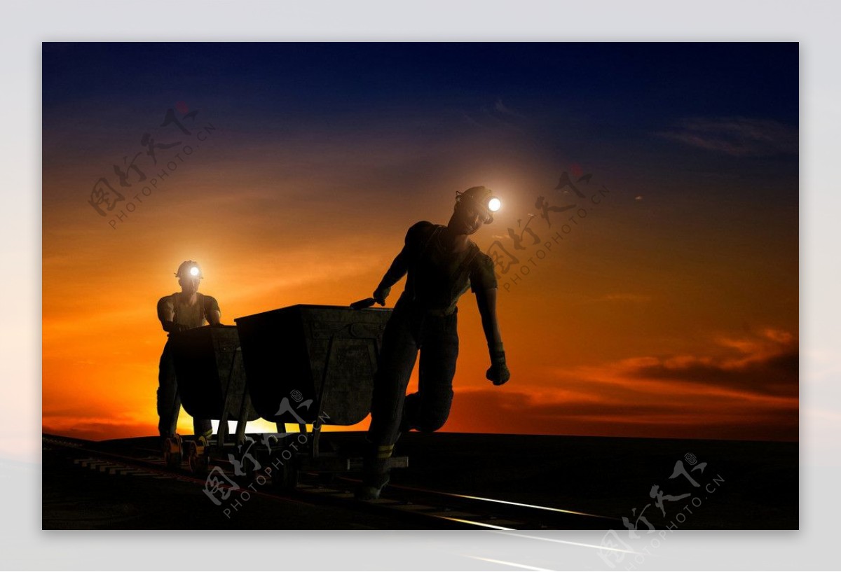 夕阳下的煤炭工人图片