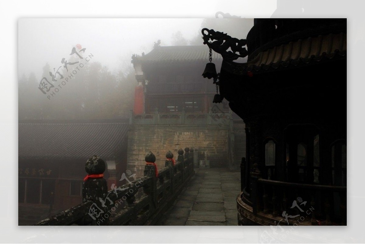 雾中寺院图片