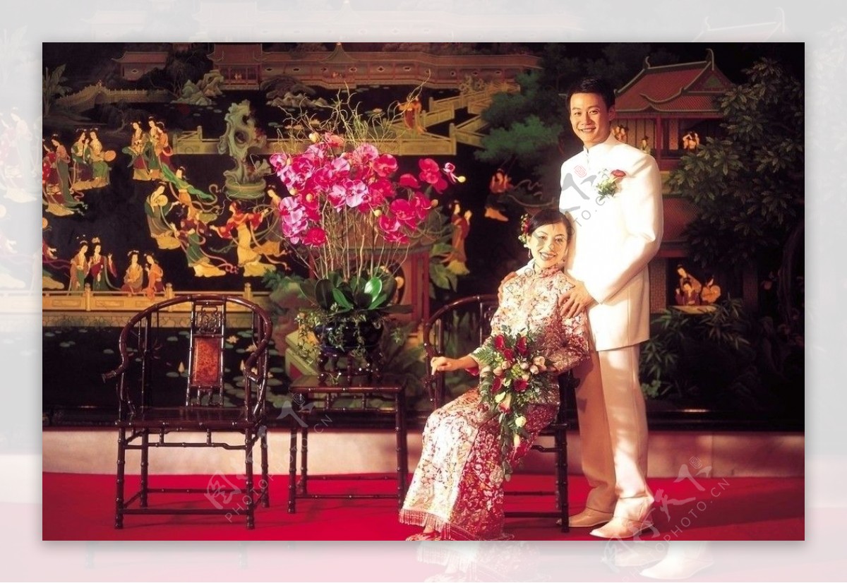 中式婚礼壁画新娘新郎坐古典红木家具酸枝家具花球传统偎依台花图片