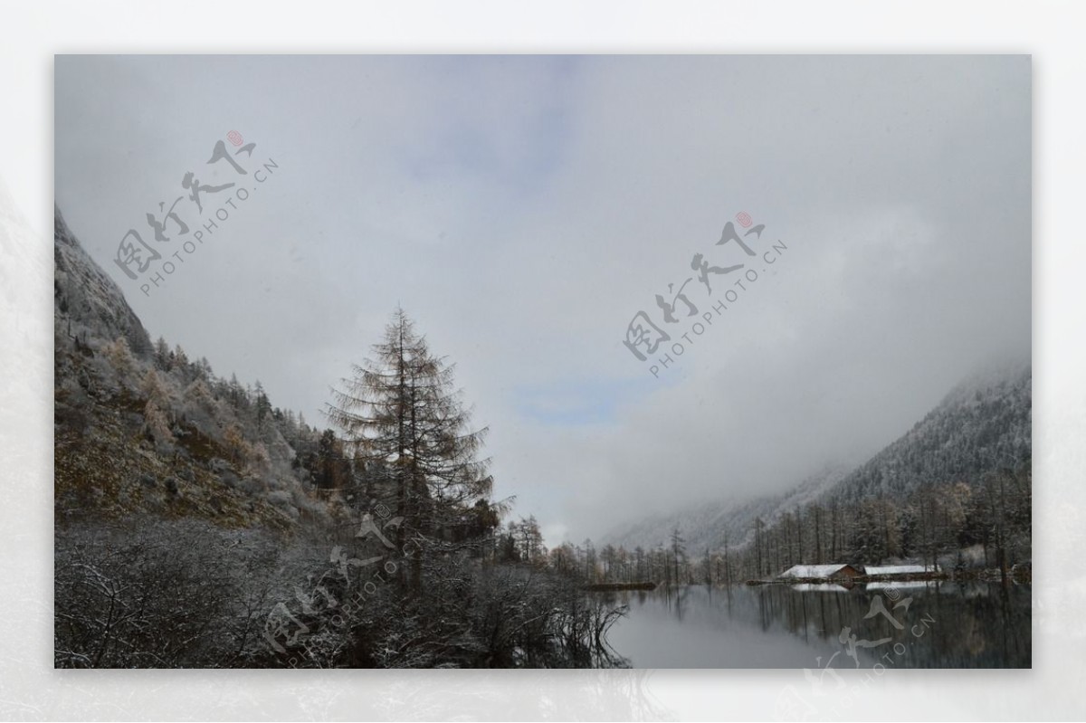 湖面雪景图片