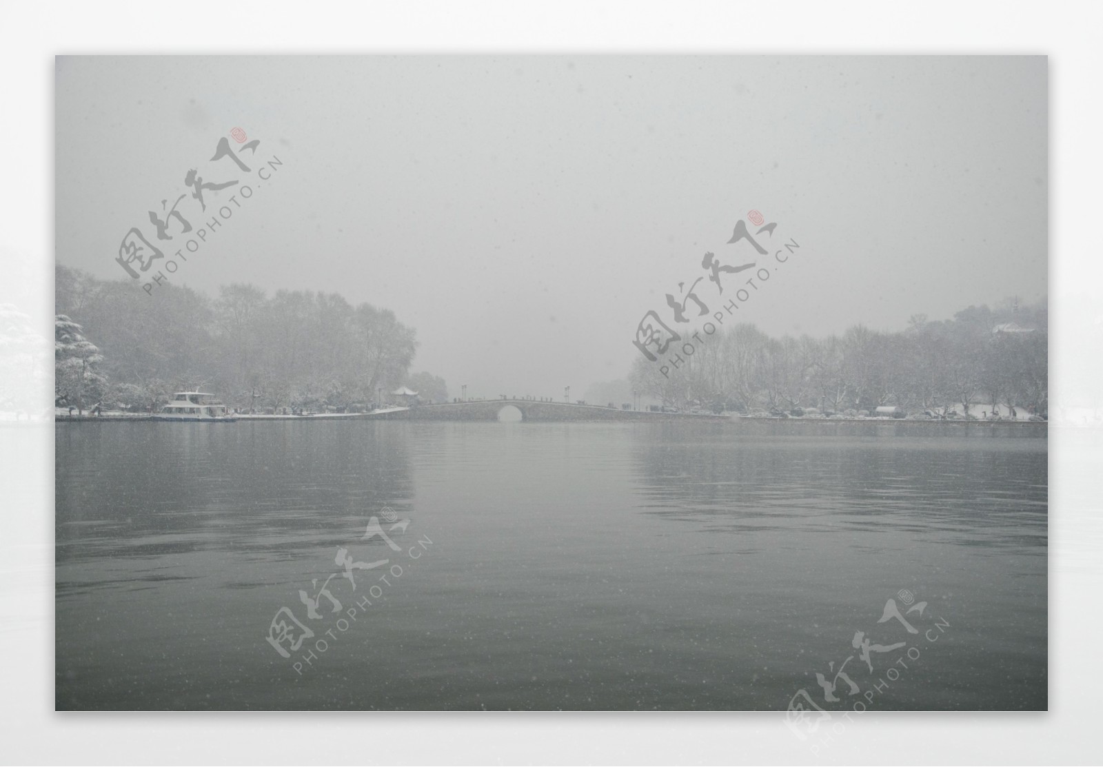 西湖雪景图片