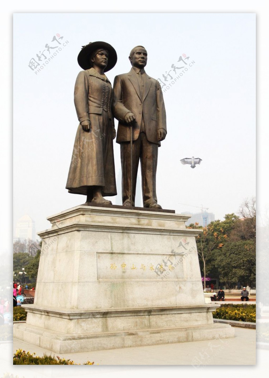 孙中山夫妇铜像图片