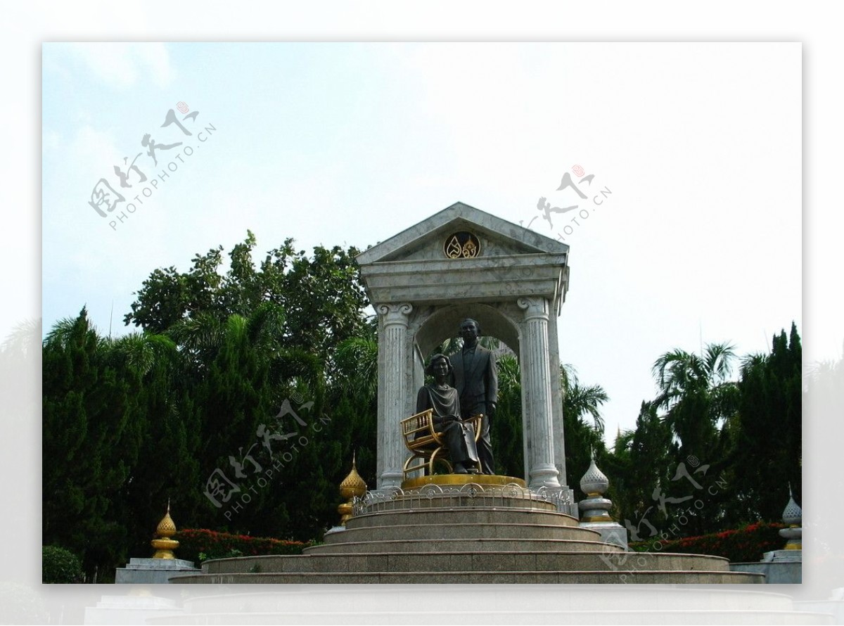 泰皇夫妇铜像图片