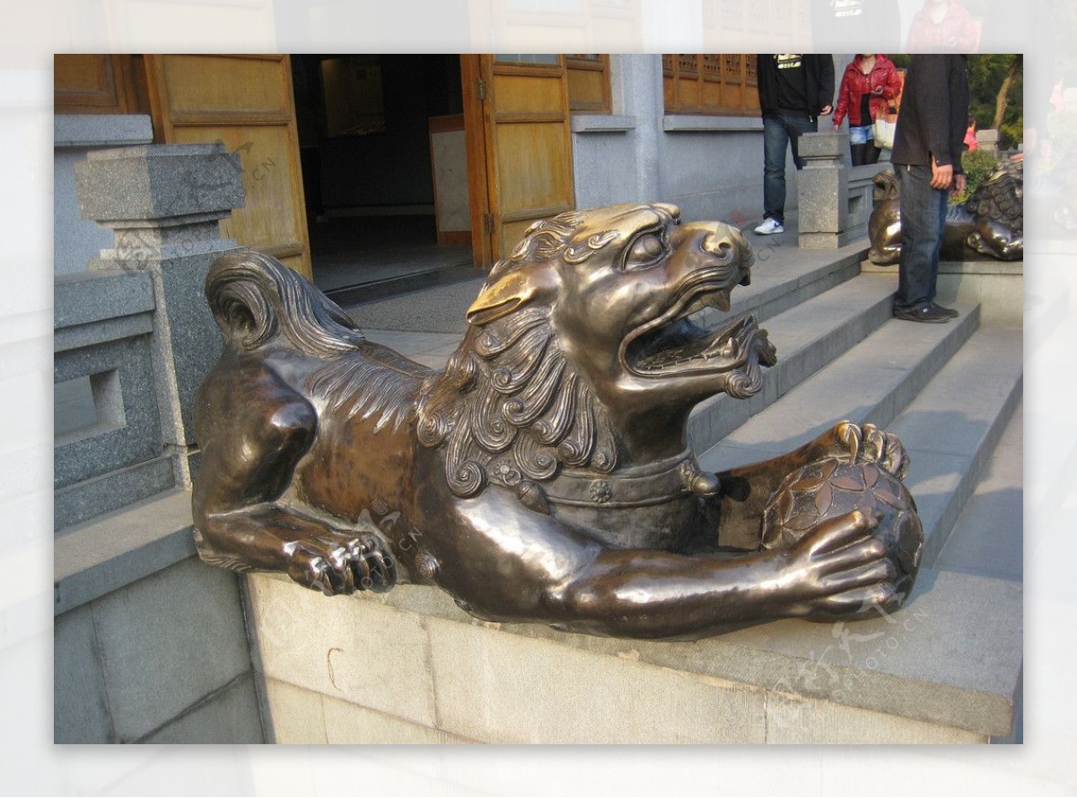 雷峰塔铜雕狮子图片