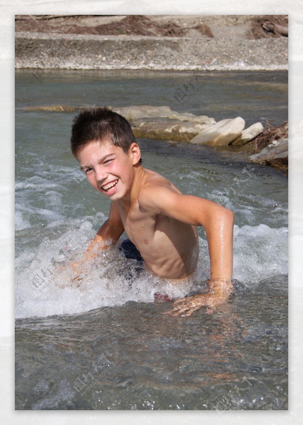 在水中的男孩图片