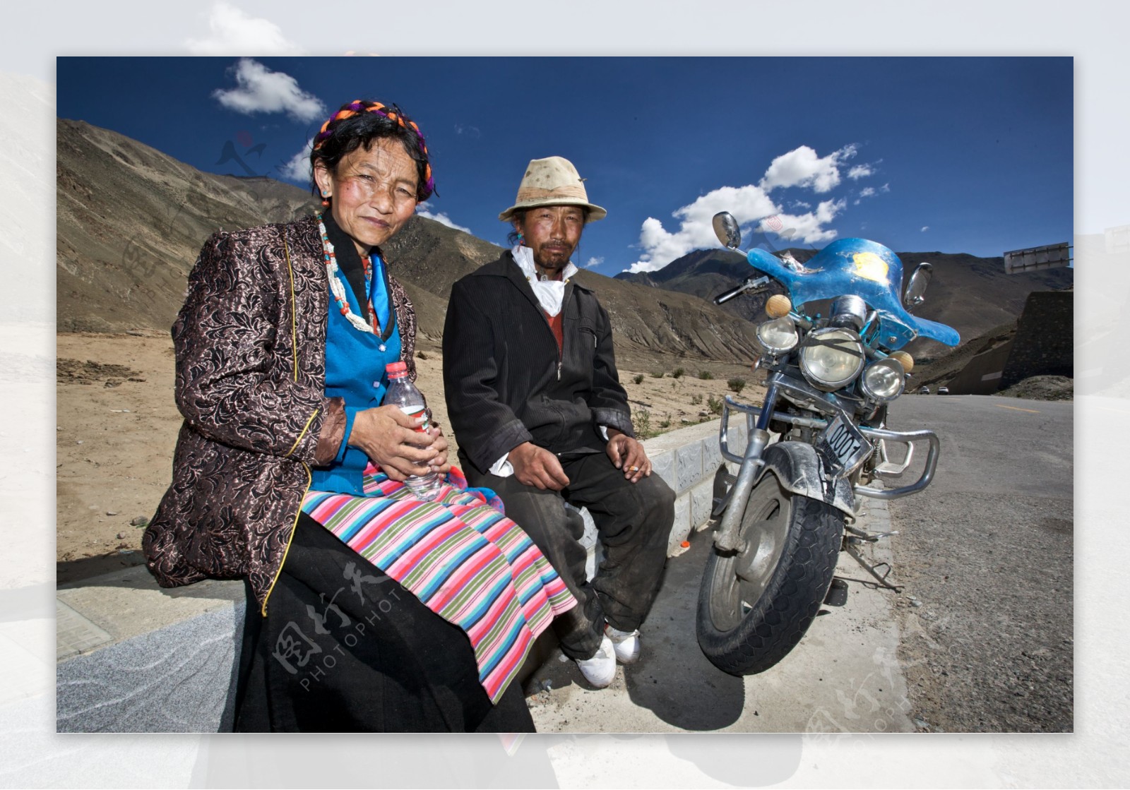 藏族人民路边休息图片