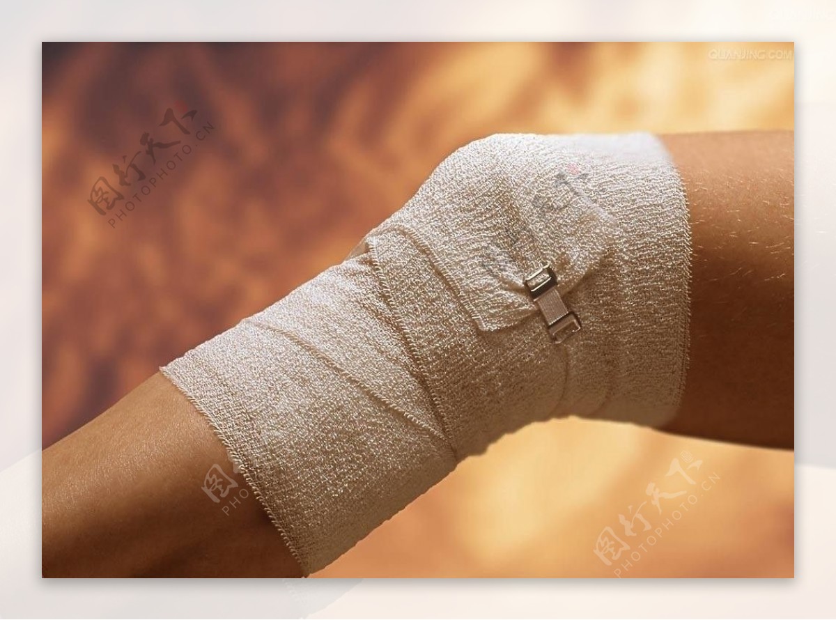 受伤远足者用弹性绷带包扎膝盖图片-商业图片-正版原创图片下载购买-VEER图片库