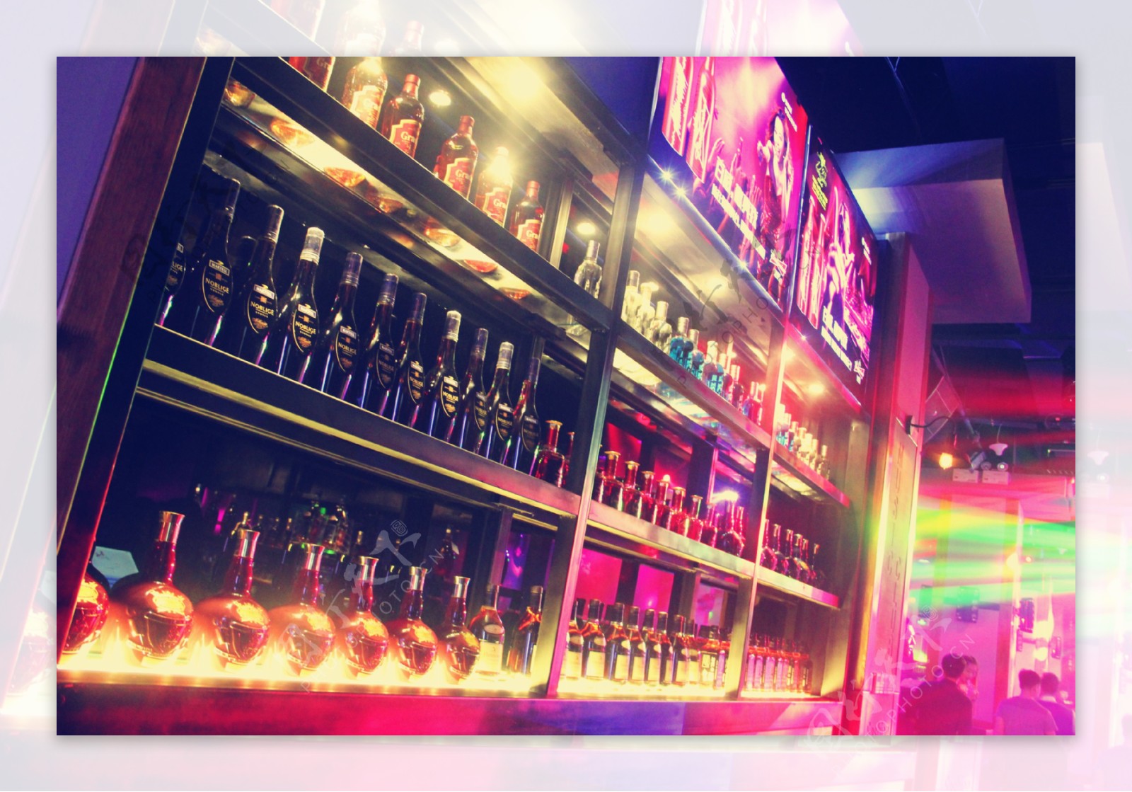 很嗨的酒吧夜场聚会与DJ高清图片下载-正版图片500530469-摄图网