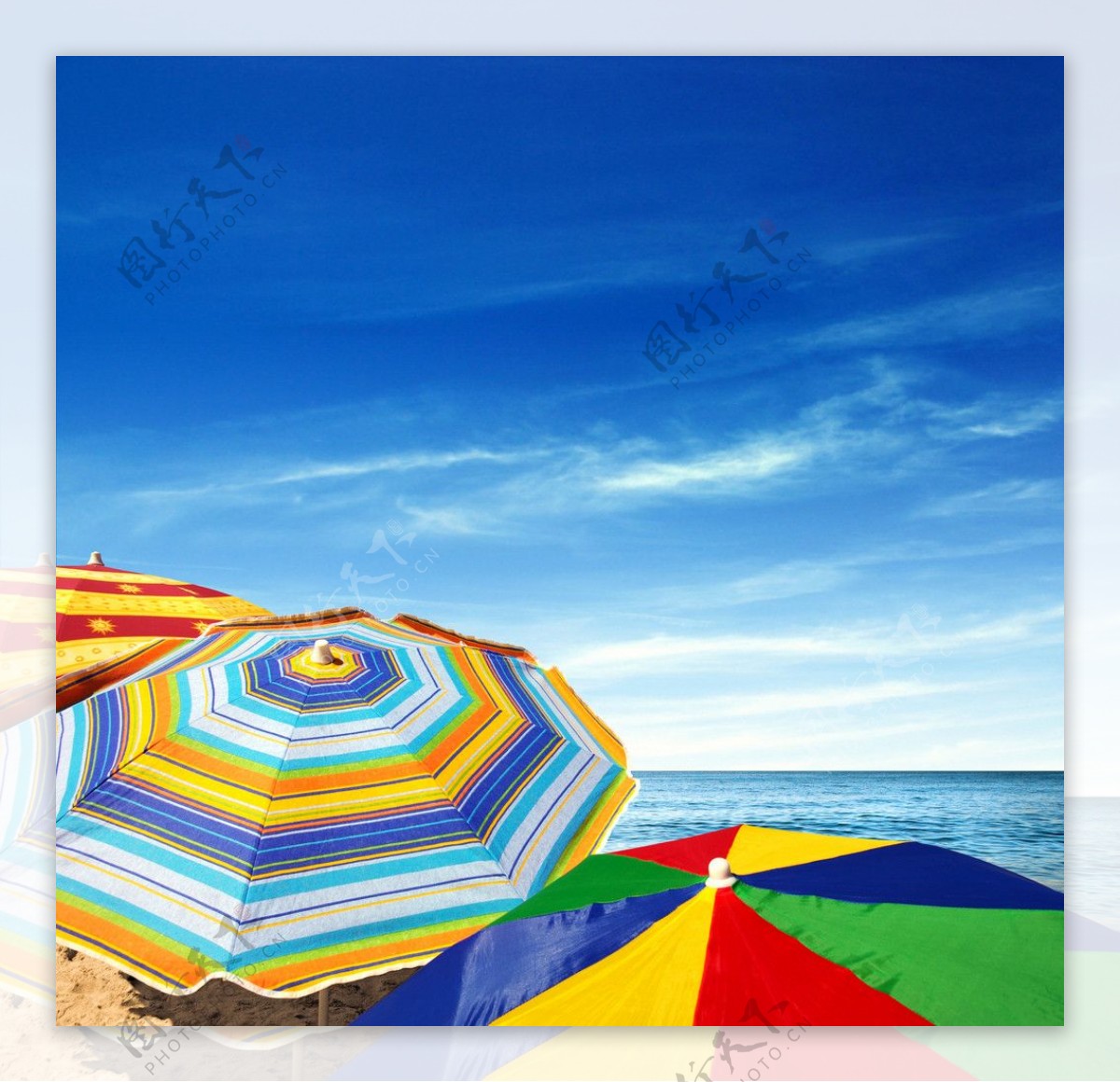 蓝天白云沙滩海洋遮阳伞图片