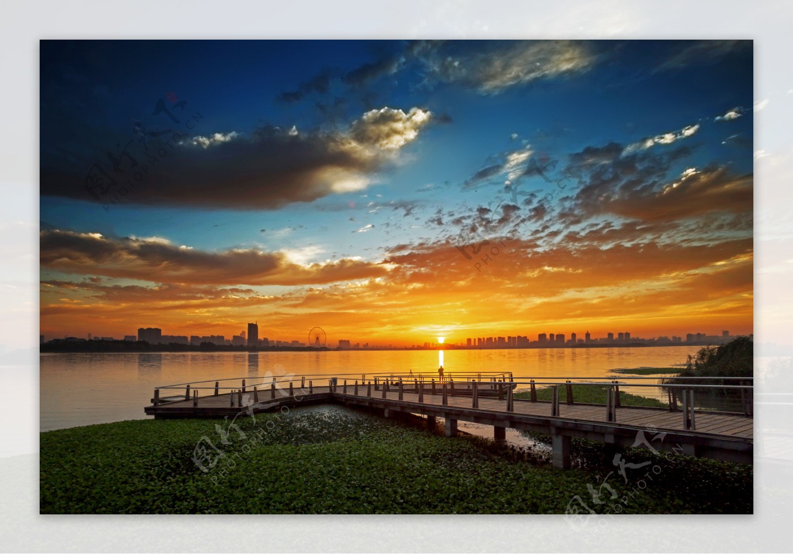 泸沽湖夕阳图片