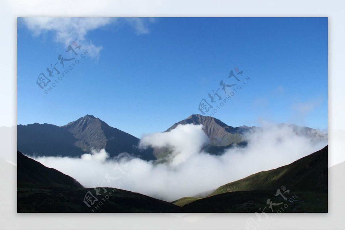 俯拍云海山峦图片