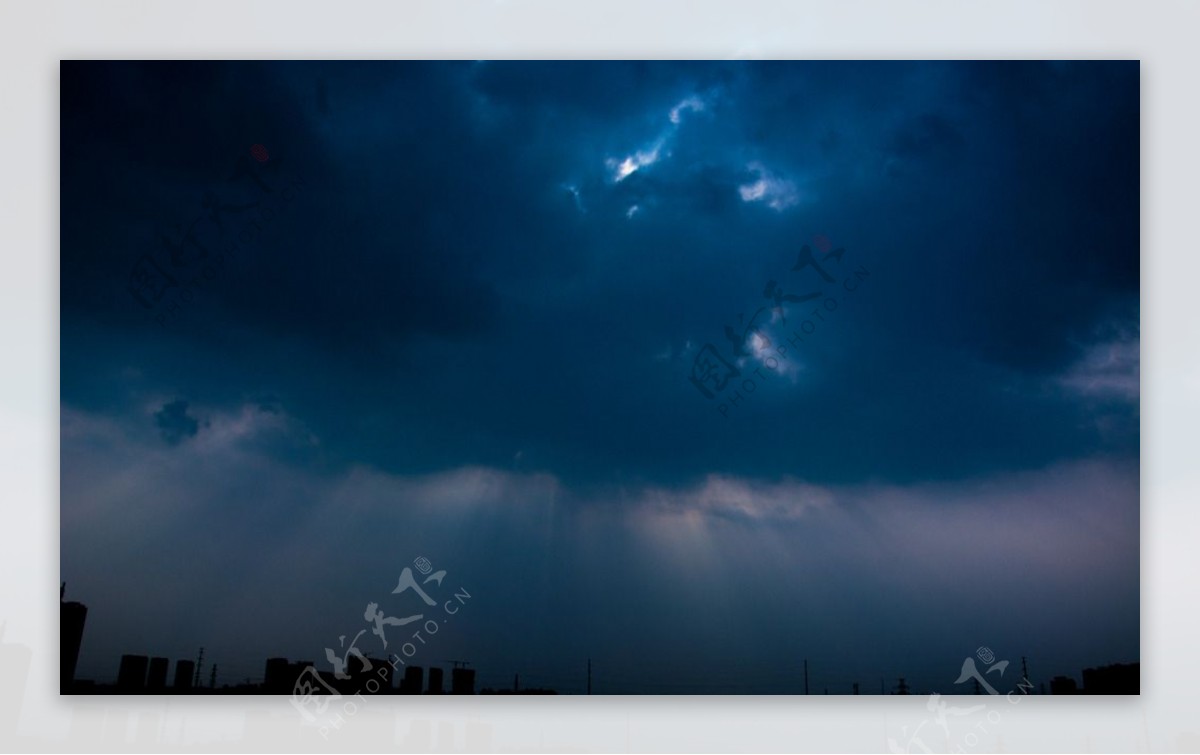 阴雨天空图片