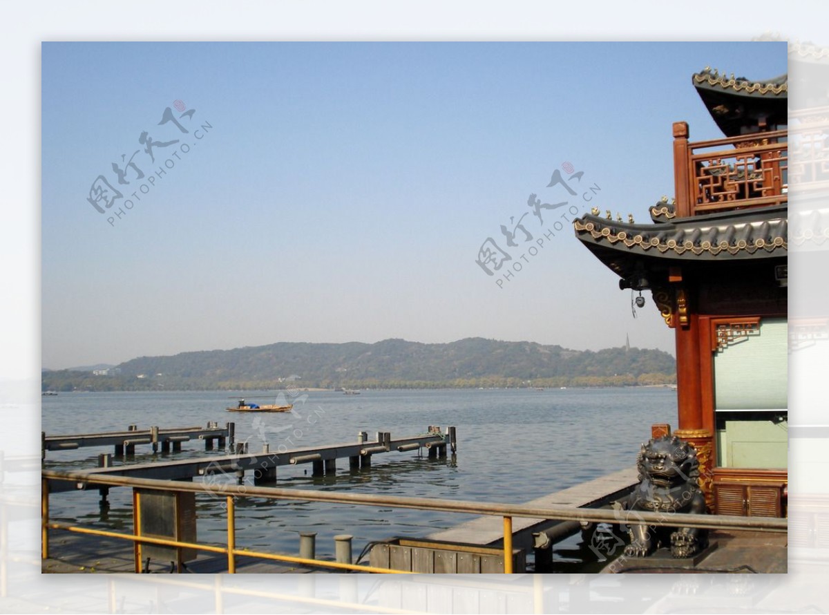 杭州西湖边的游船码头图片