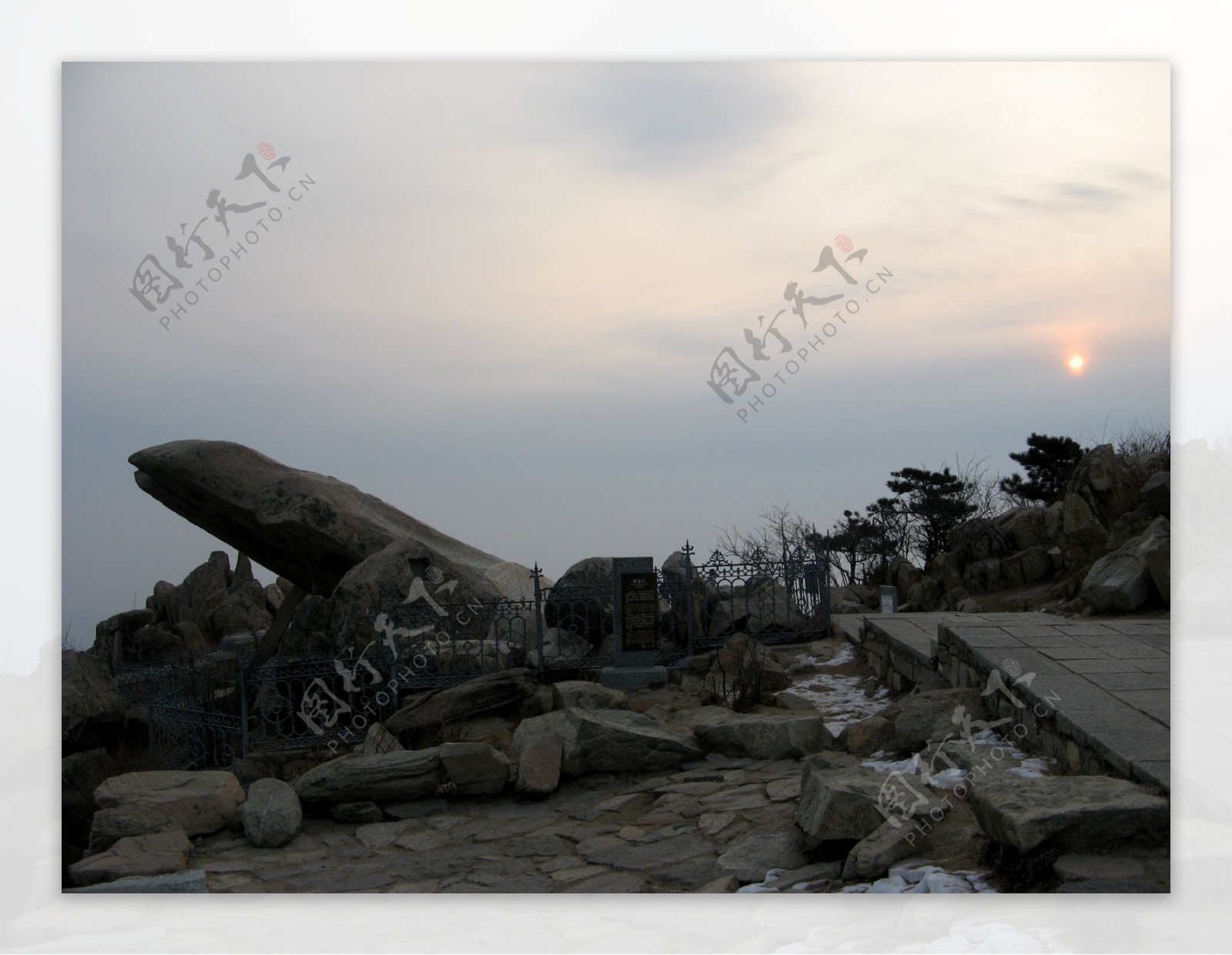 泰山探海石图片