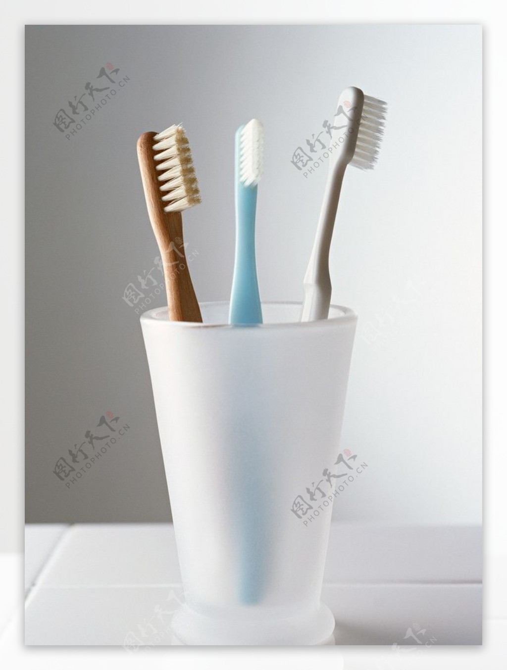 牙刷与漱口杯图片