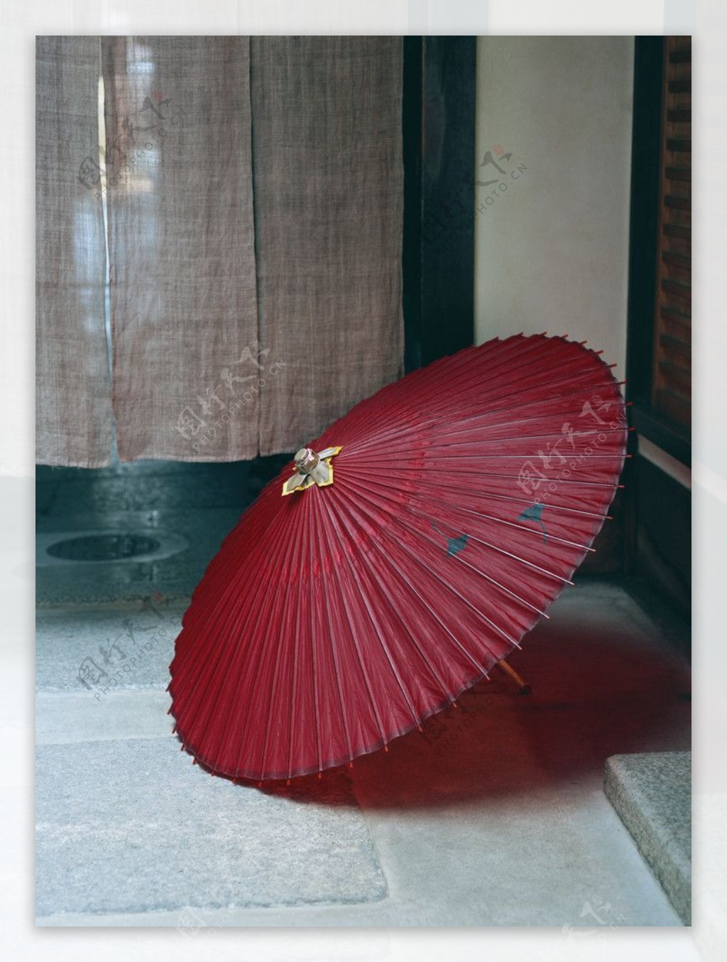 红色的伞图片