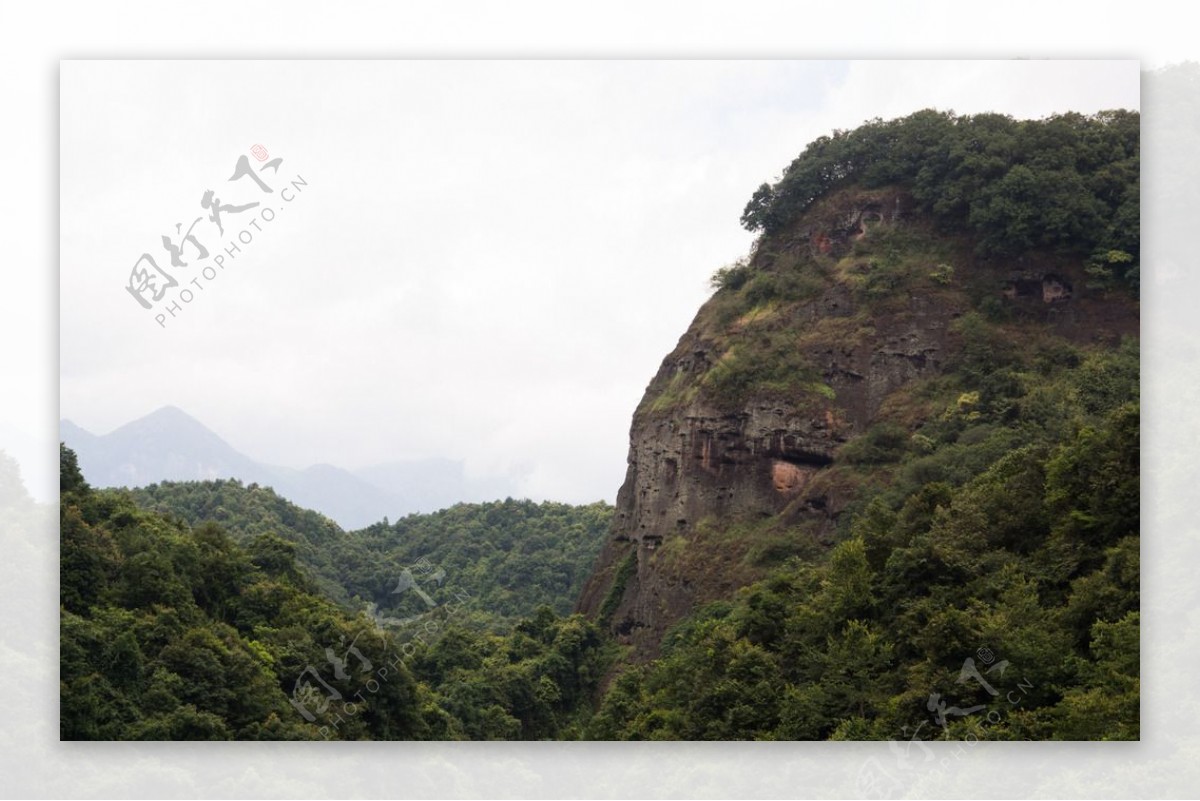 山崖森林景观图片