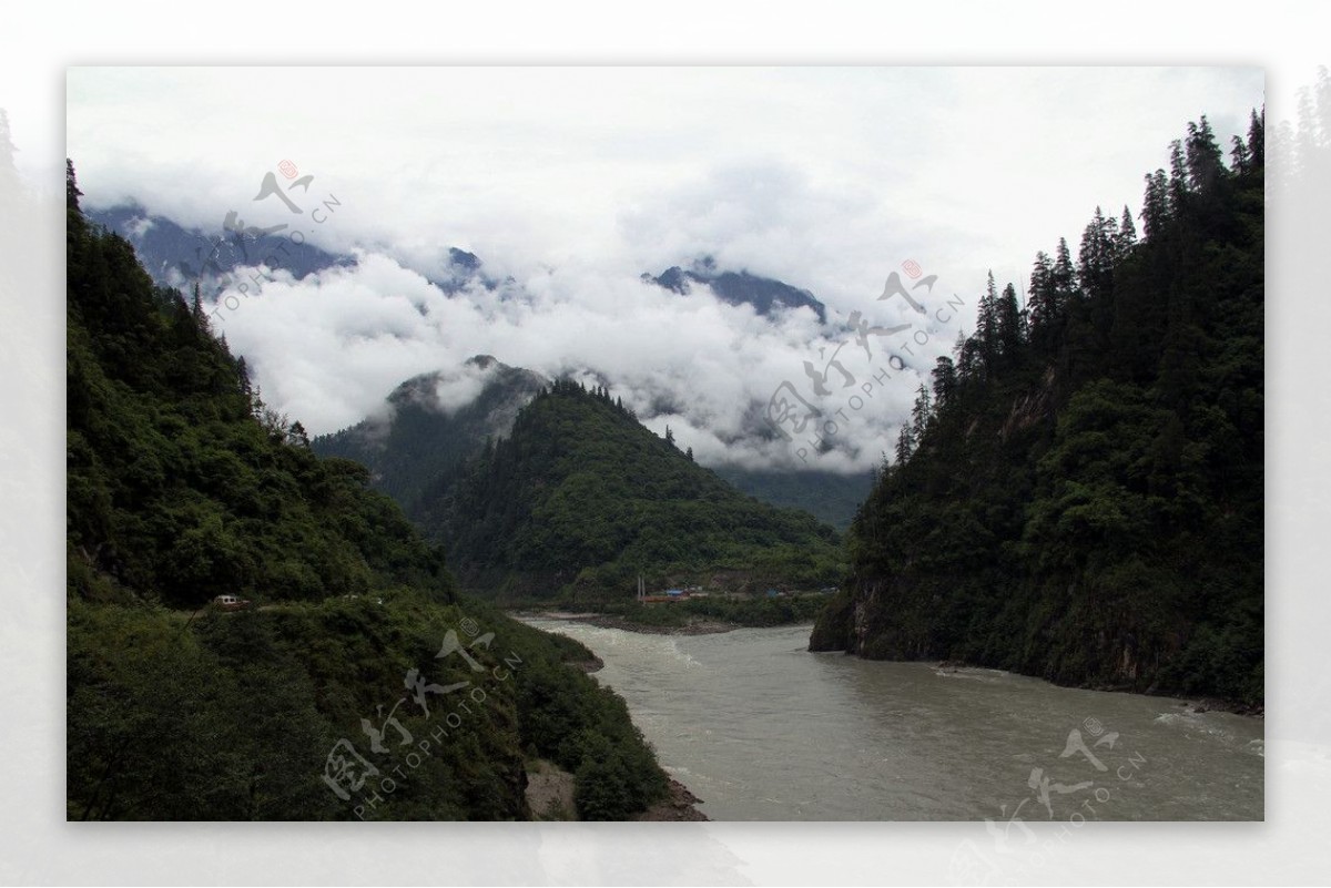 云雾缭绕西藏风景图片